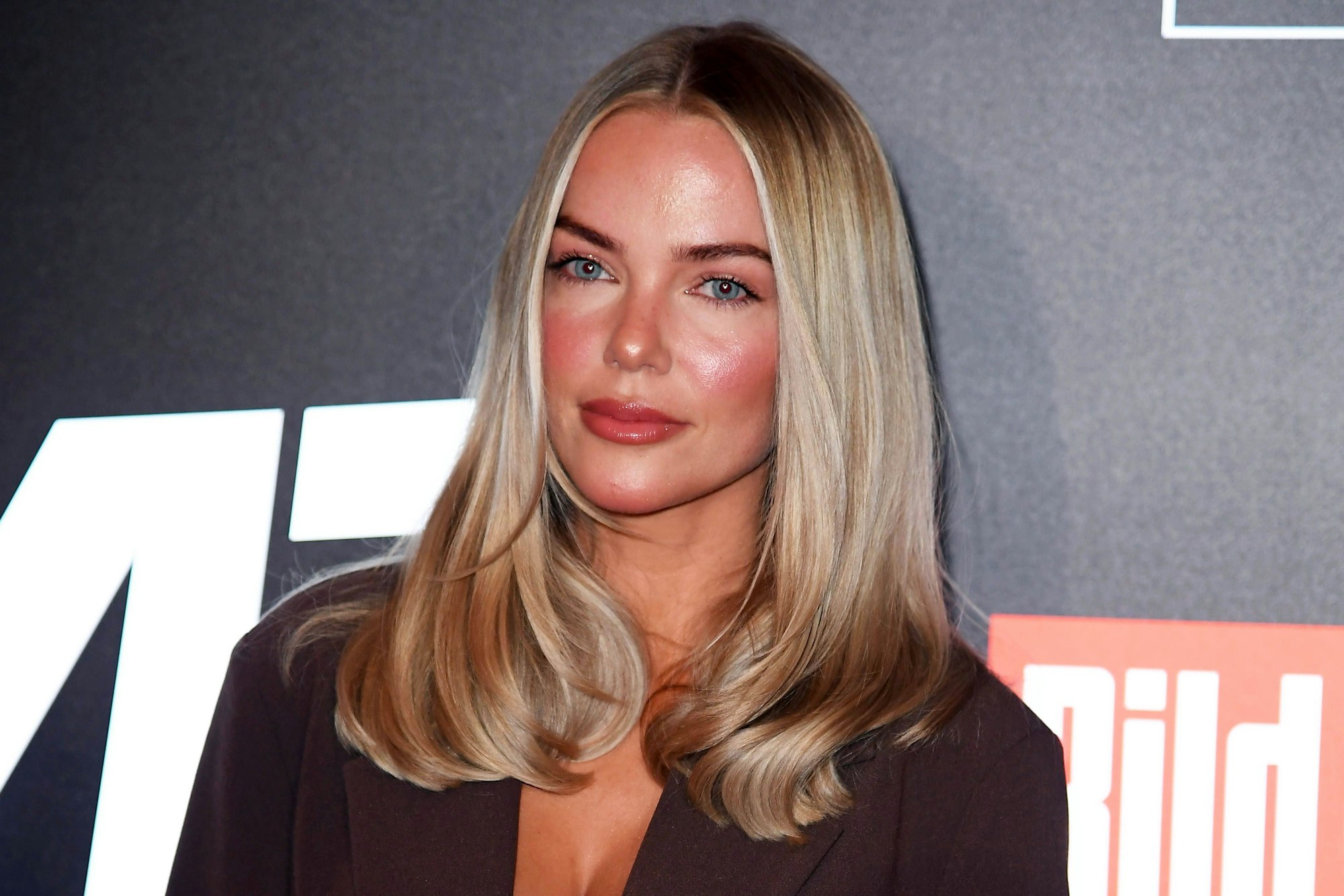 Laura Maria Rypa lächelt in die Kamera mit blonden Haaren und blauen Augen