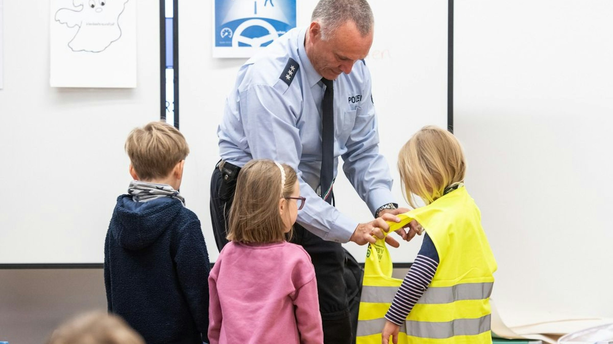 Die Collage zur Aktion "Funkeln im Dunkeln" der Polizei.