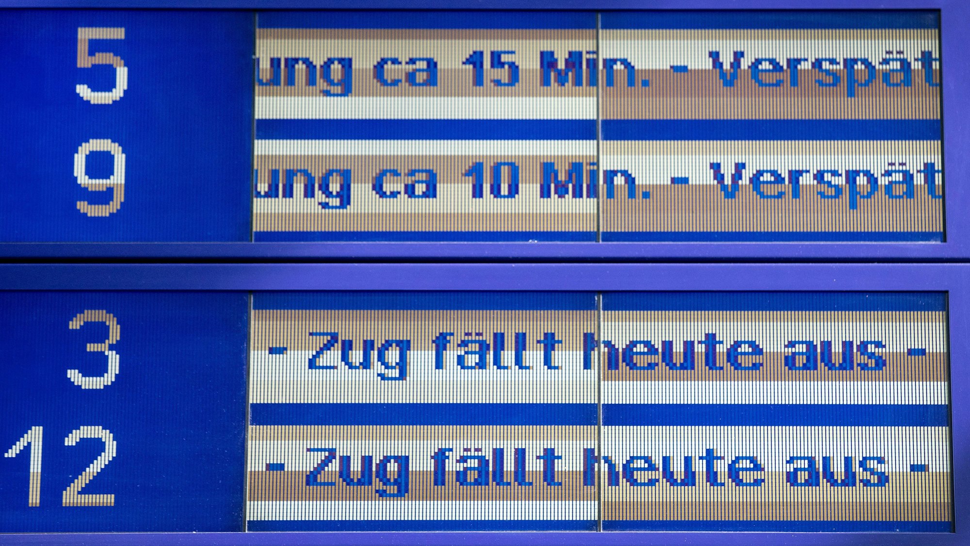 Eine Anzeigentafel zeigt Zugverspätungen und Zugausfälle an.