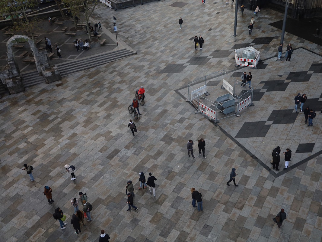 Für sogenannte Schürfarbeiten werden Baustellenflächen auf der Domplatte eingerichtet.