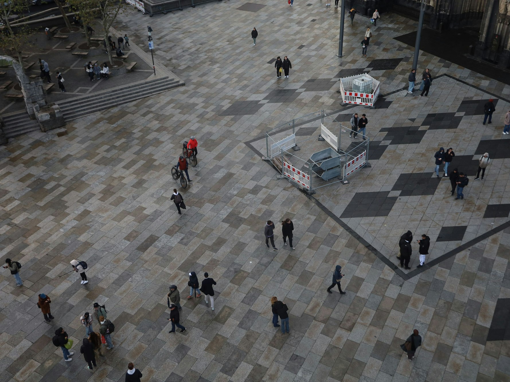 Für sogenannte Schürfarbeiten werden Baustellenflächen auf der Domplatte eingerichtet.