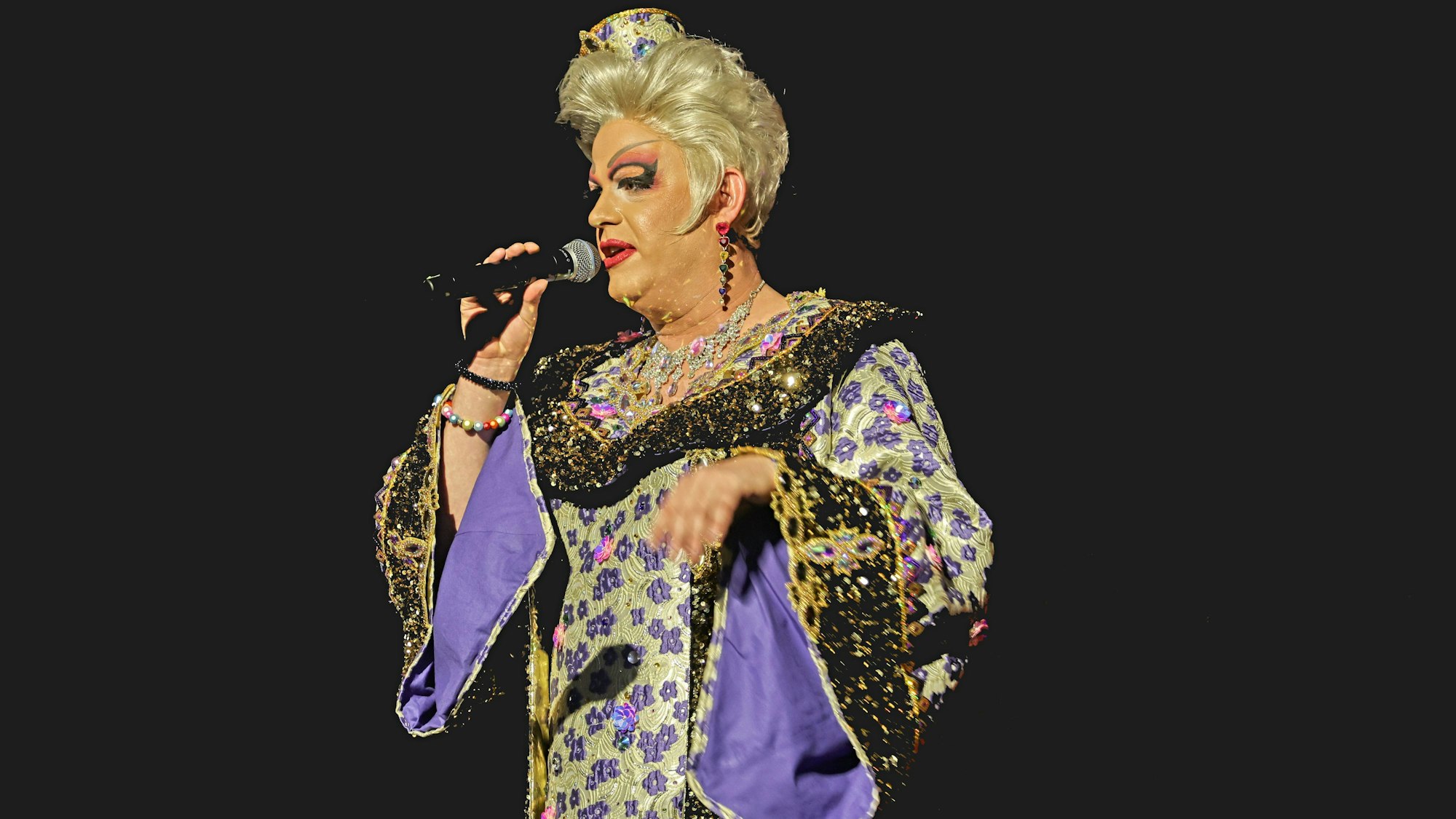 Ken Reise steht als Julie Voyage auf der Bühne.