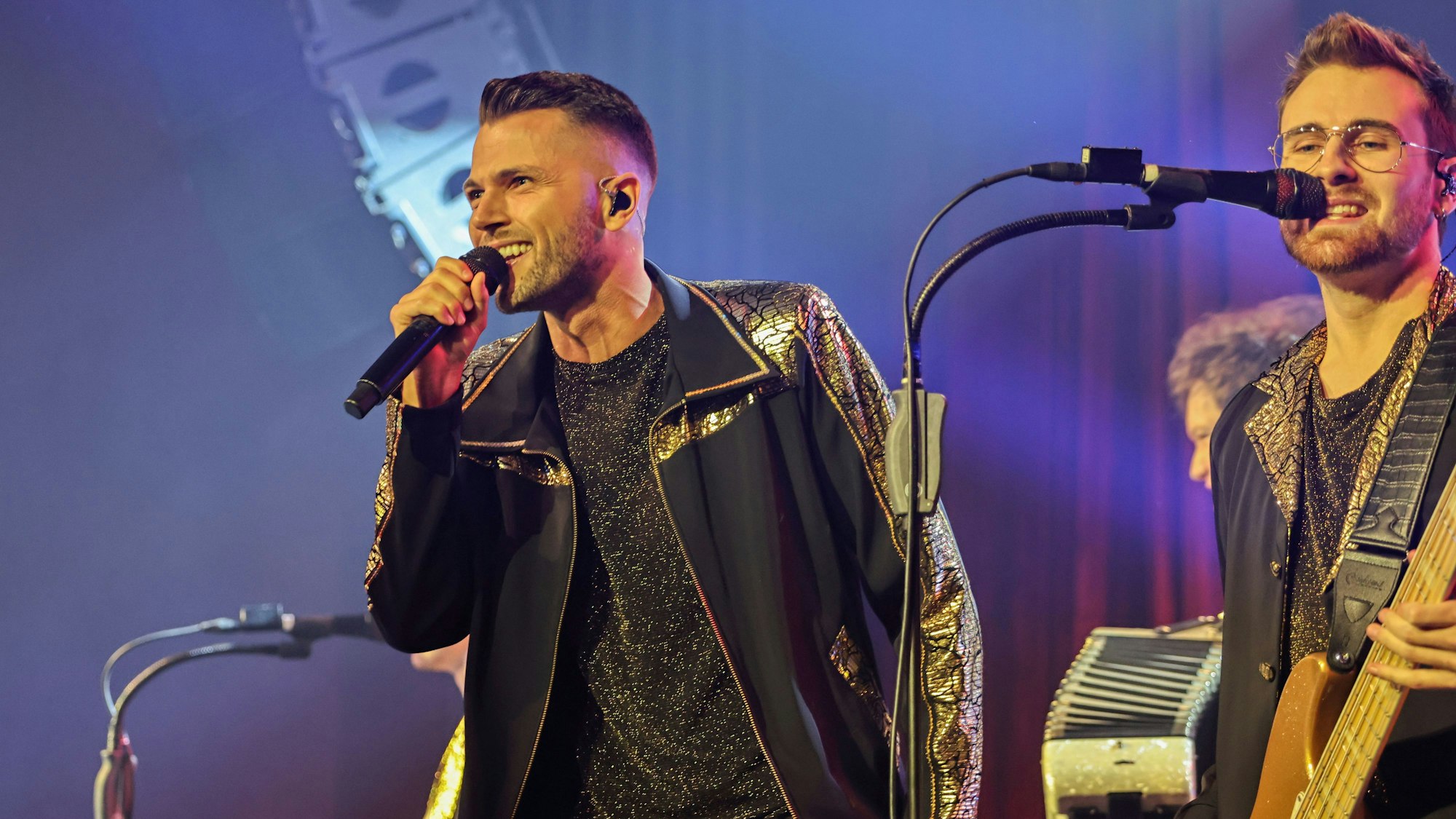 Scharmöör stehen beim Konzert auf der Gloria-Bühne.