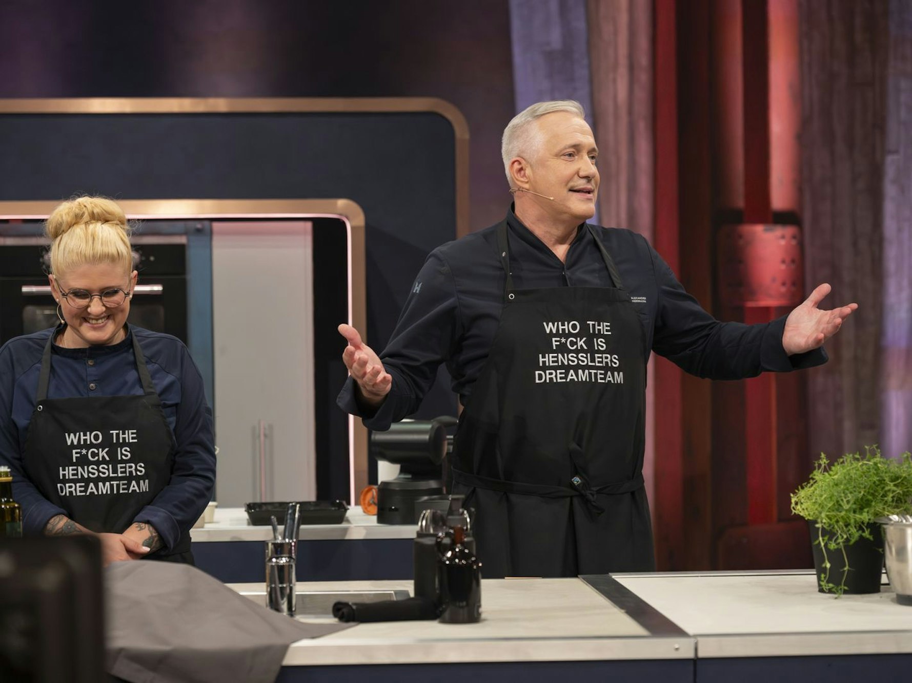 Im Finale, einem Drei-Gänge-Menü, standen am Ende die Tamchefs Herrmann und Henssler alleine in vorderster Küchenfront. (Bild: RTL/Markus Hertrich)