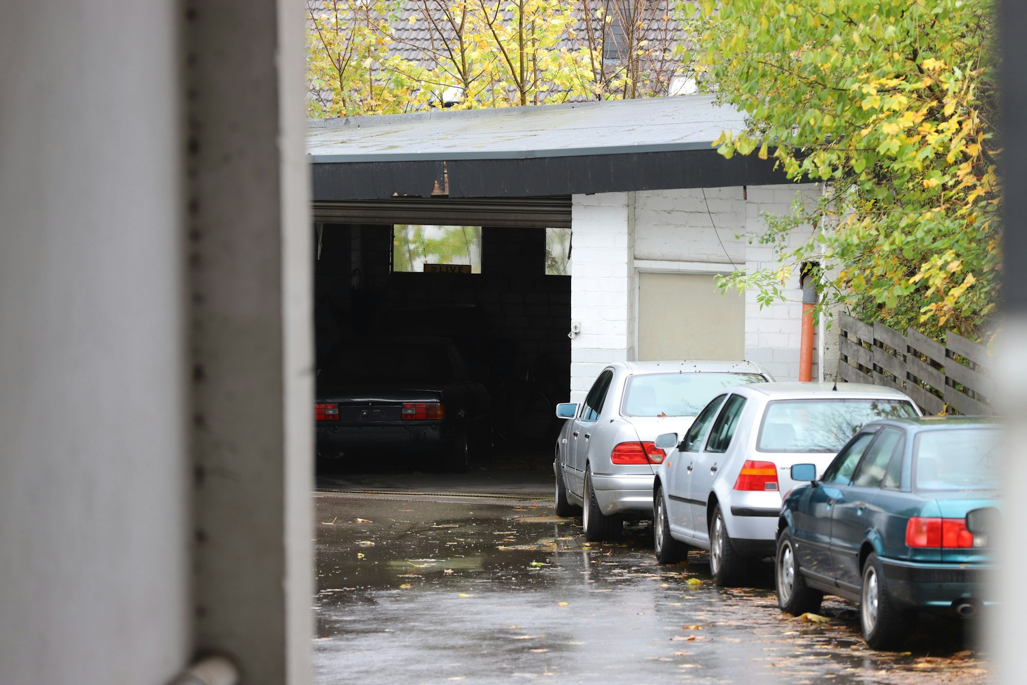 Blick in eine Garage, die im Rahmen einer Razzia gegen organisierte Kriminalität von der Polizei durchsucht wurde.