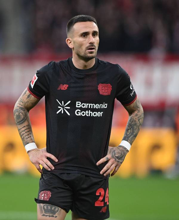Alex Garcia hat die Hände in den Hüften und schaut enttäuscht.