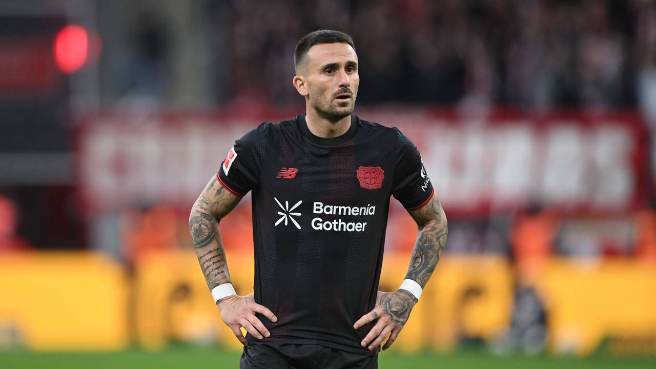 Alex Garcia hat die Hände in den Hüften und schaut enttäuscht.