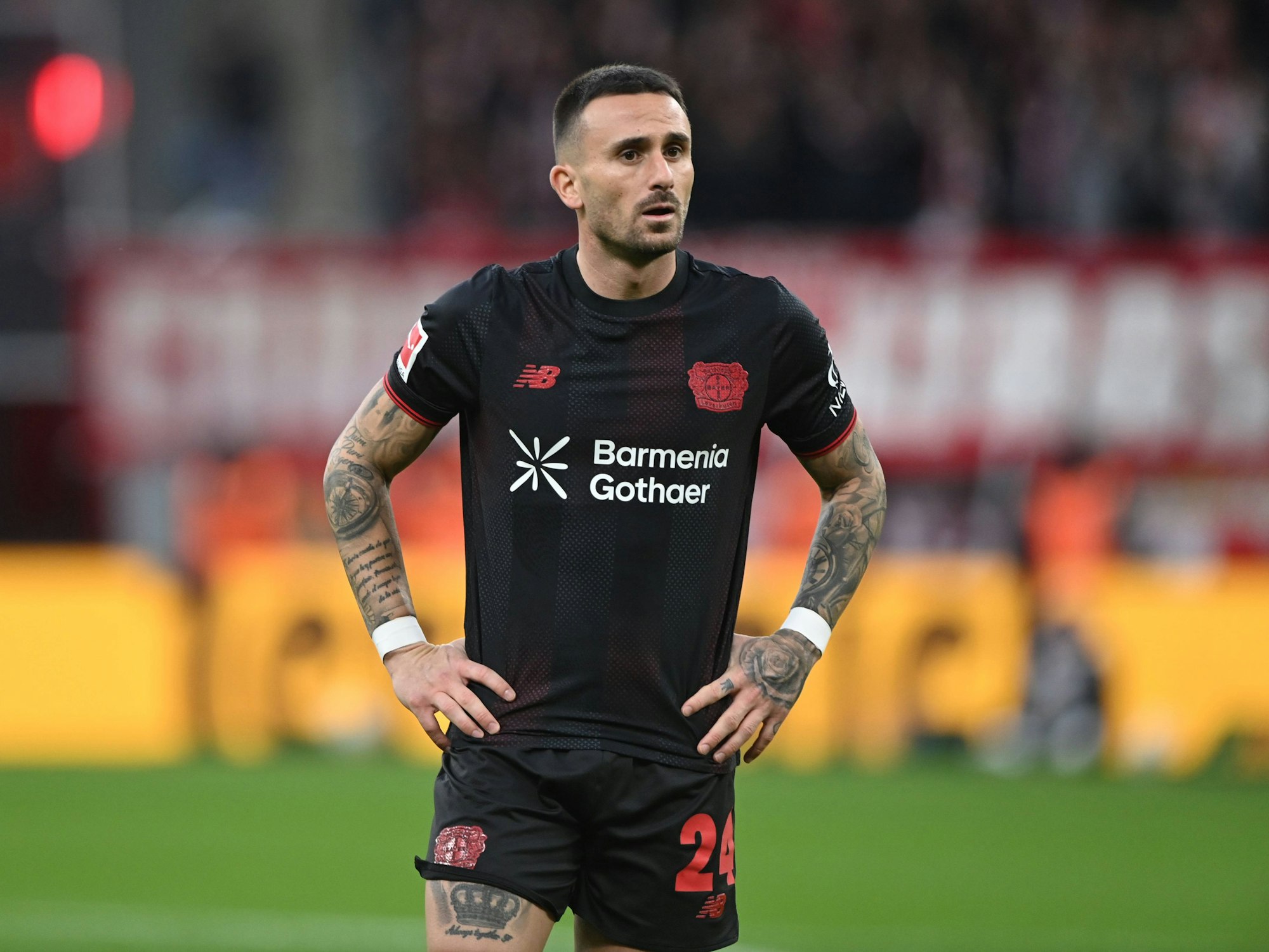 Alex Garcia hat die Hände in den Hüften und schaut enttäuscht.