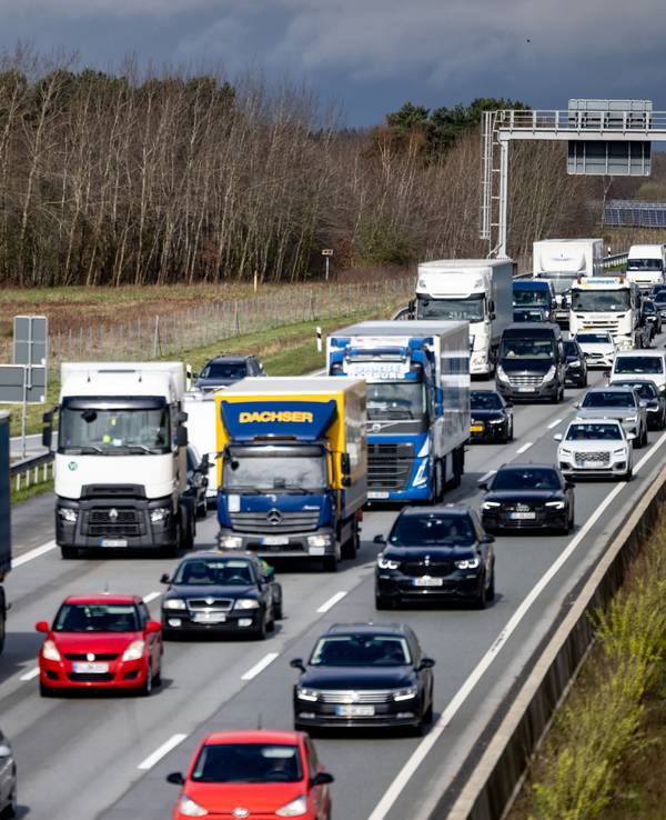 Ein mehrere Kilometer langer Stau hat sich auf der Autobahn A7 zwischen Hamburg und Flensburg gebildet.