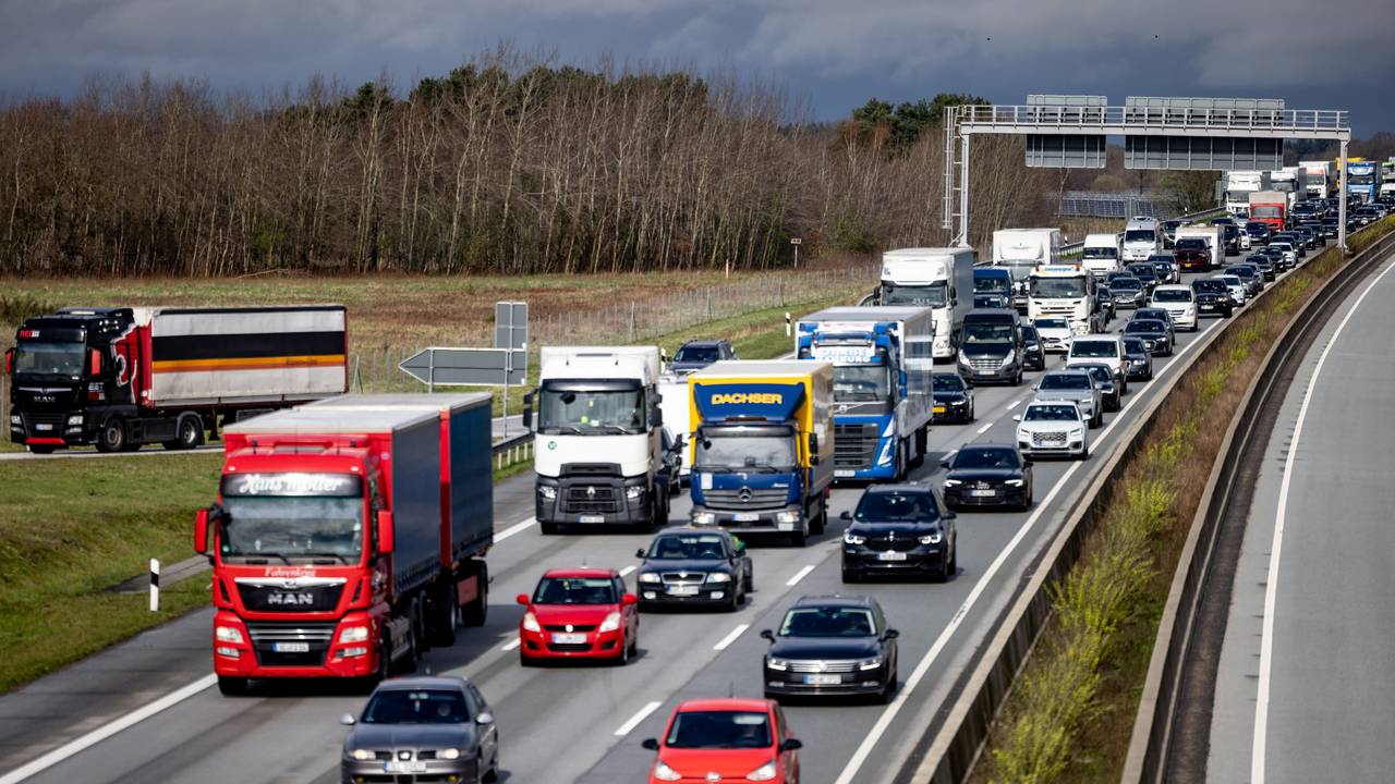 Ein mehrere Kilometer langer Stau hat sich auf der Autobahn A7 zwischen Hamburg und Flensburg gebildet.