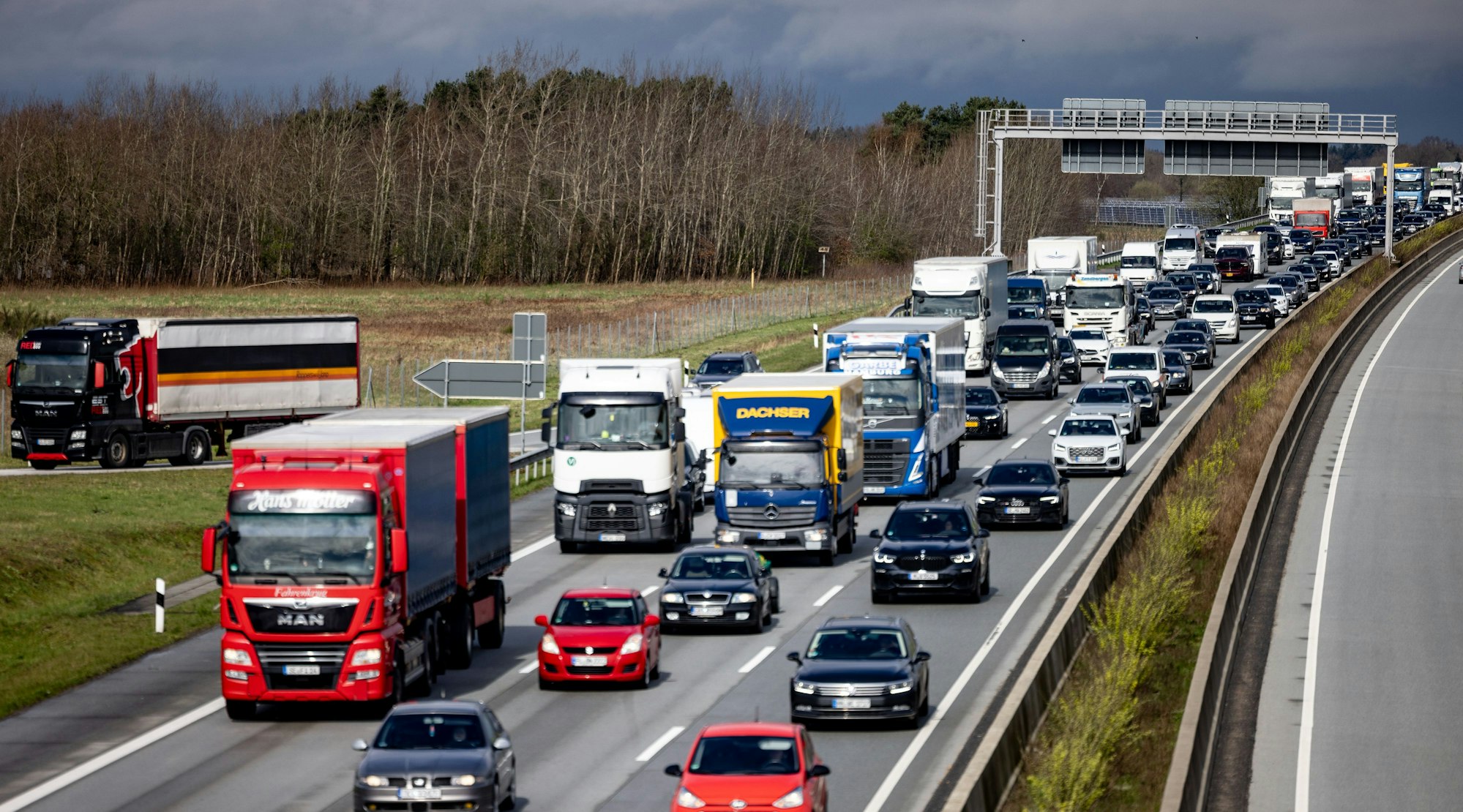 Ein mehrere Kilometer langer Stau hat sich auf der Autobahn A7 zwischen Hamburg und Flensburg gebildet.
