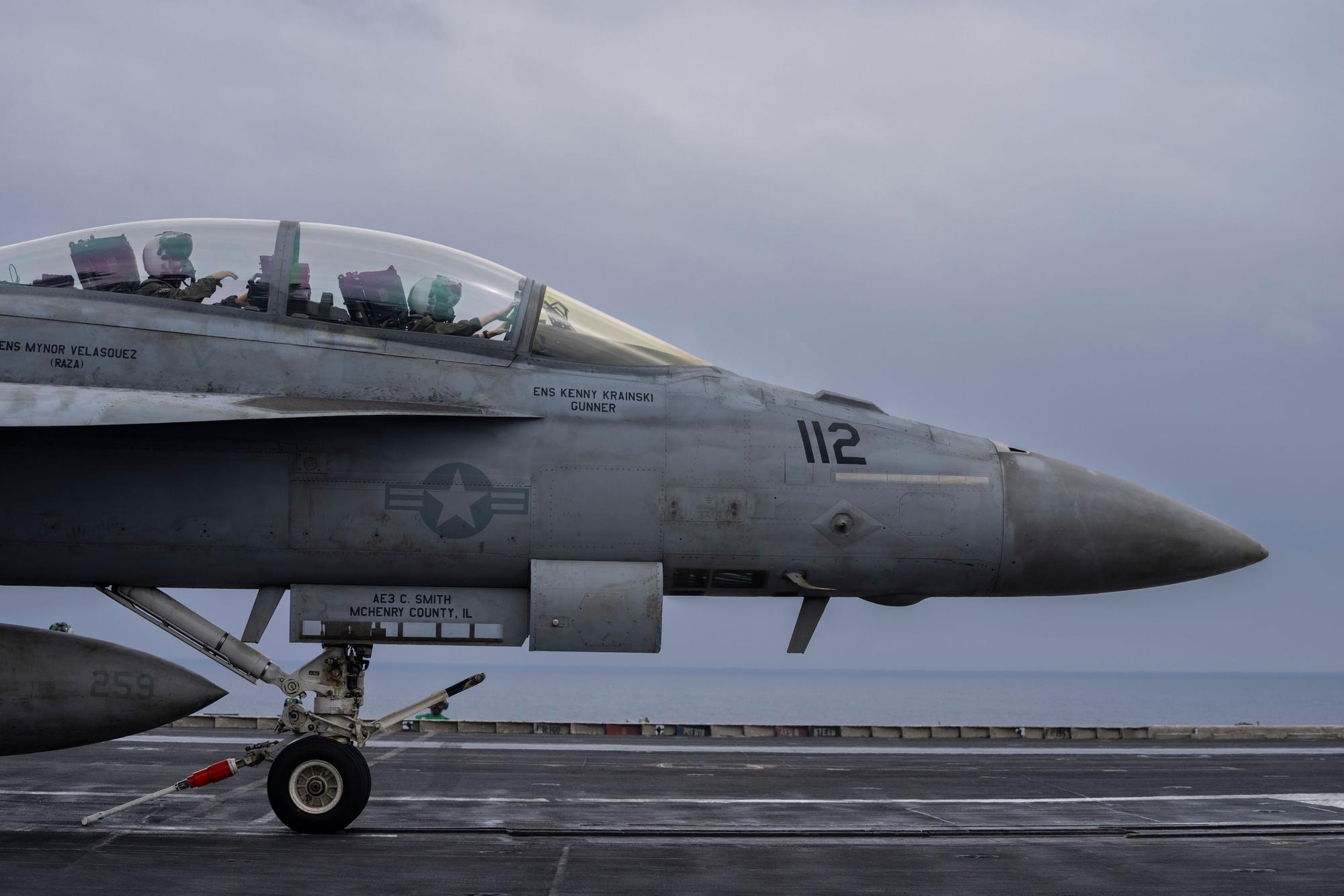 Ein Kampfflugzeug Typ F/A-18F Super Hornet startet vom Flugzeugträger „USS Dwight D. Eisenhower“ (CVN-69), auch bekannt als „IKE“. (Symbolfoto)