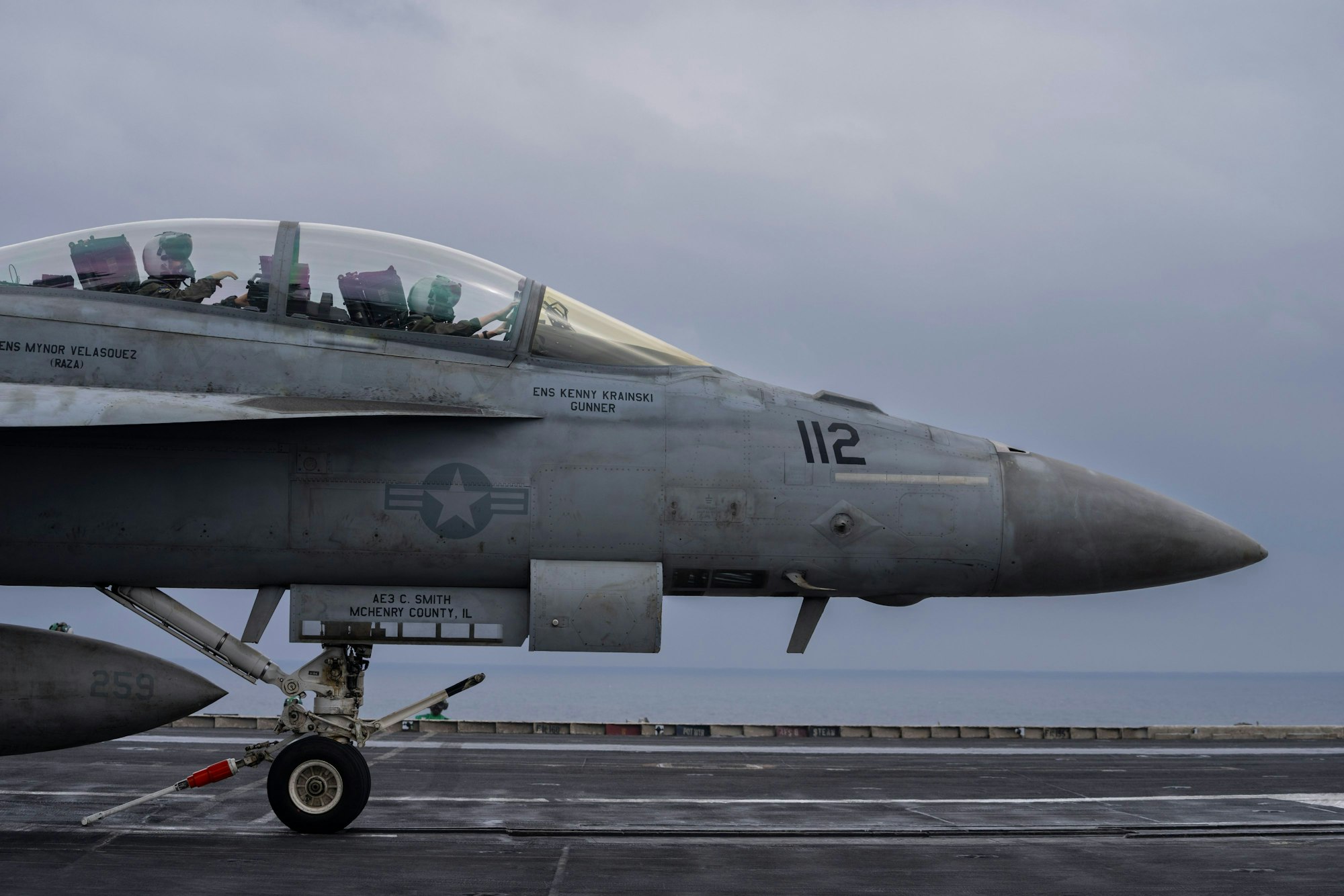 Ein Kampfflugzeug Typ F/A-18F Super Hornet startet vom Flugzeugträger „USS Dwight D. Eisenhower“ (CVN-69), auch bekannt als „IKE“. (Symbolfoto)