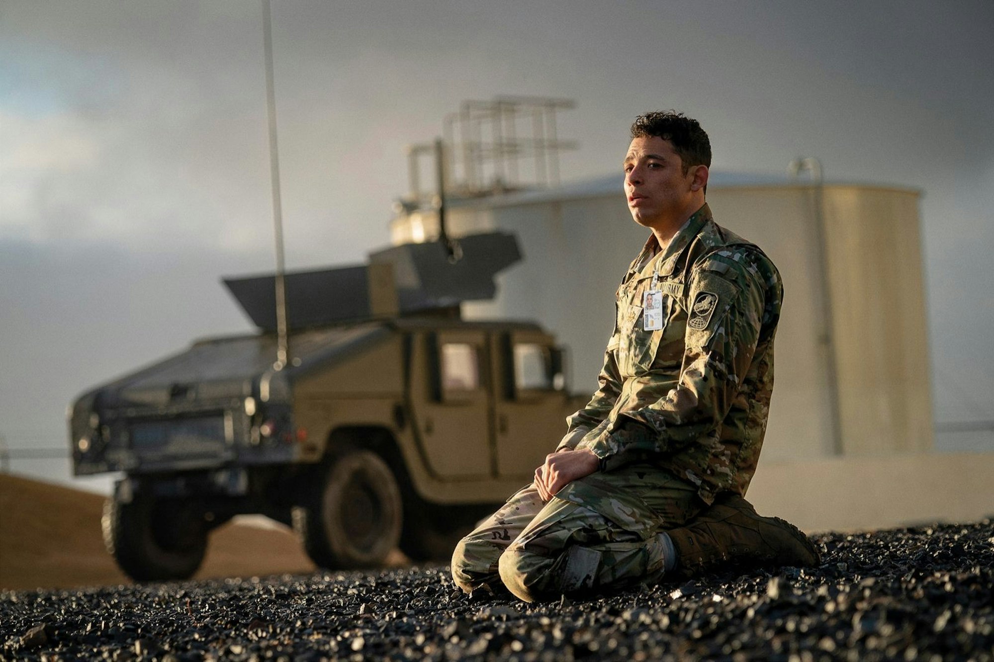 Eine Atomrakete in Richtung Chicago konnte nicht abgefangen werden: Major Daniel Gonzalez (Anthony Ramos) kann in „A House Of Dynamite“ nichts mehr tun. (Bild: © 2025 Netflix, Inc. / Eros Hoagland)