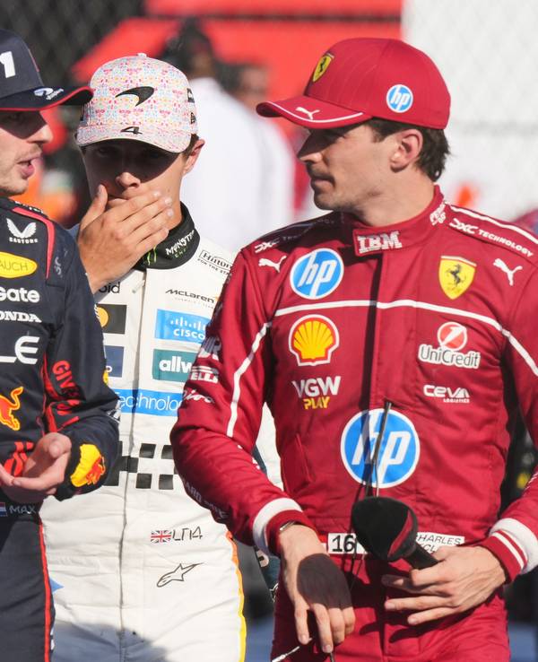 Red Bull-Pilot Max Verstappen unterhält sich mit Ferrari-Pilot Charles Leclerc nach dem Rennen. Dahinter geht Lando Norris.