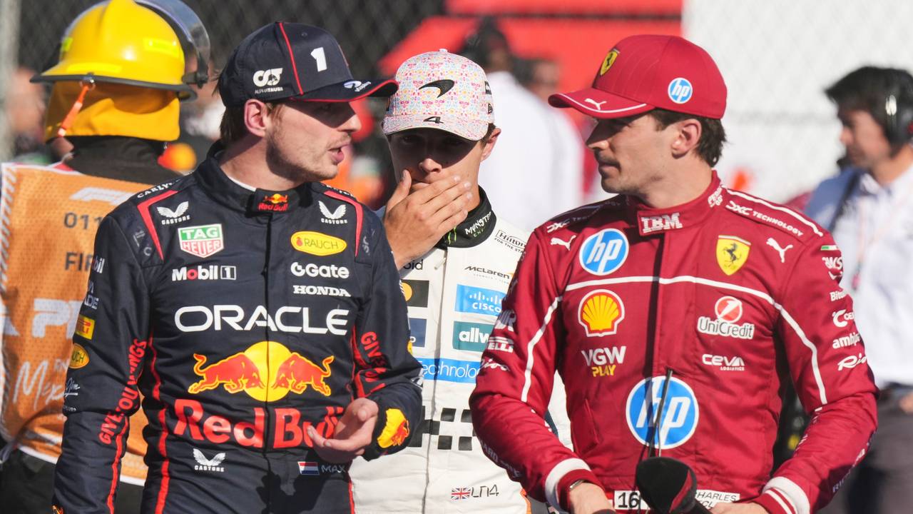 Red Bull-Pilot Max Verstappen unterhält sich mit Ferrari-Pilot Charles Leclerc nach dem Rennen. Dahinter geht Lando Norris.