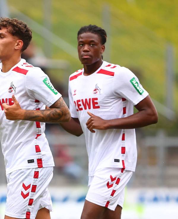 Julian Pauli und Elias Bakatukanda laufen bei einem Testspiel nebeneinander.
