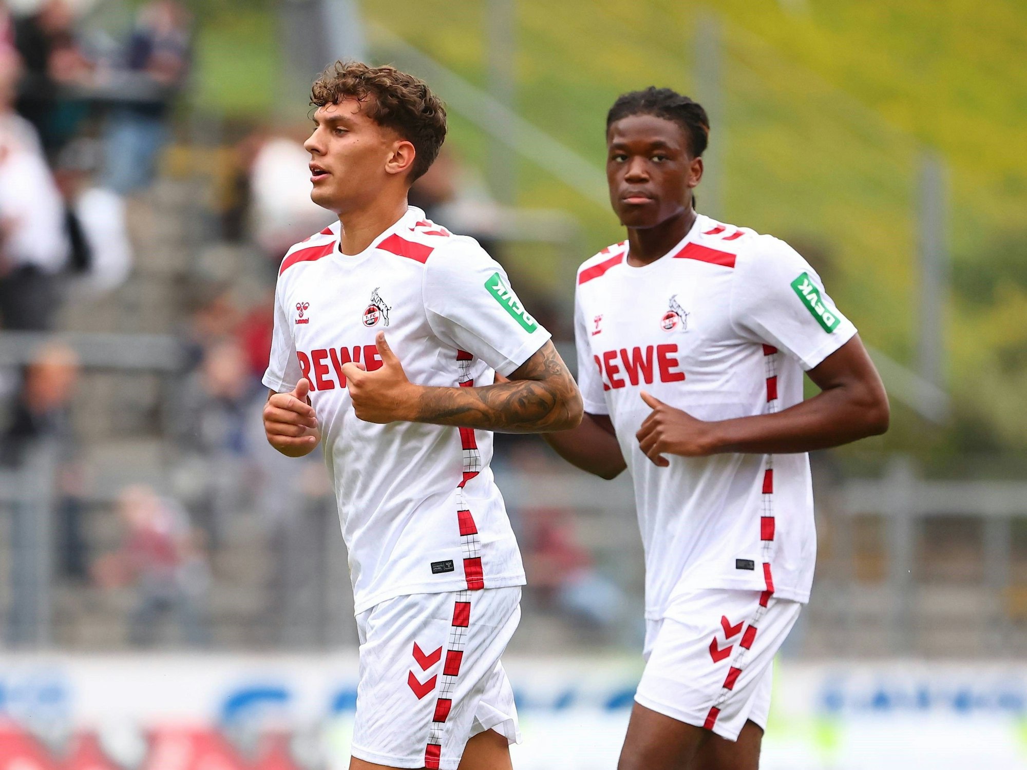 Julian Pauli und Elias Bakatukanda laufen bei einem Testspiel nebeneinander.