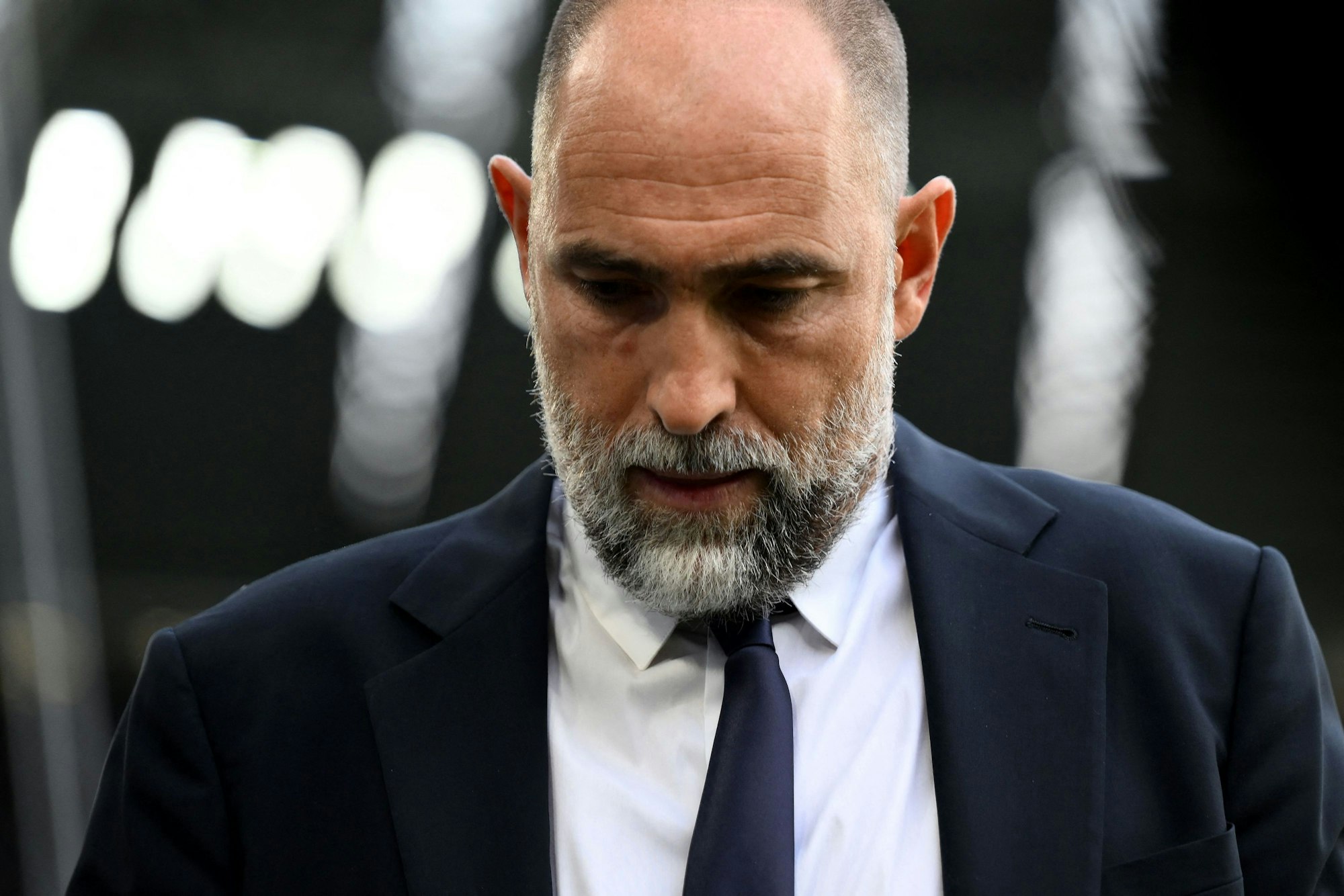 Igor Tudor schaut auf den Boden.