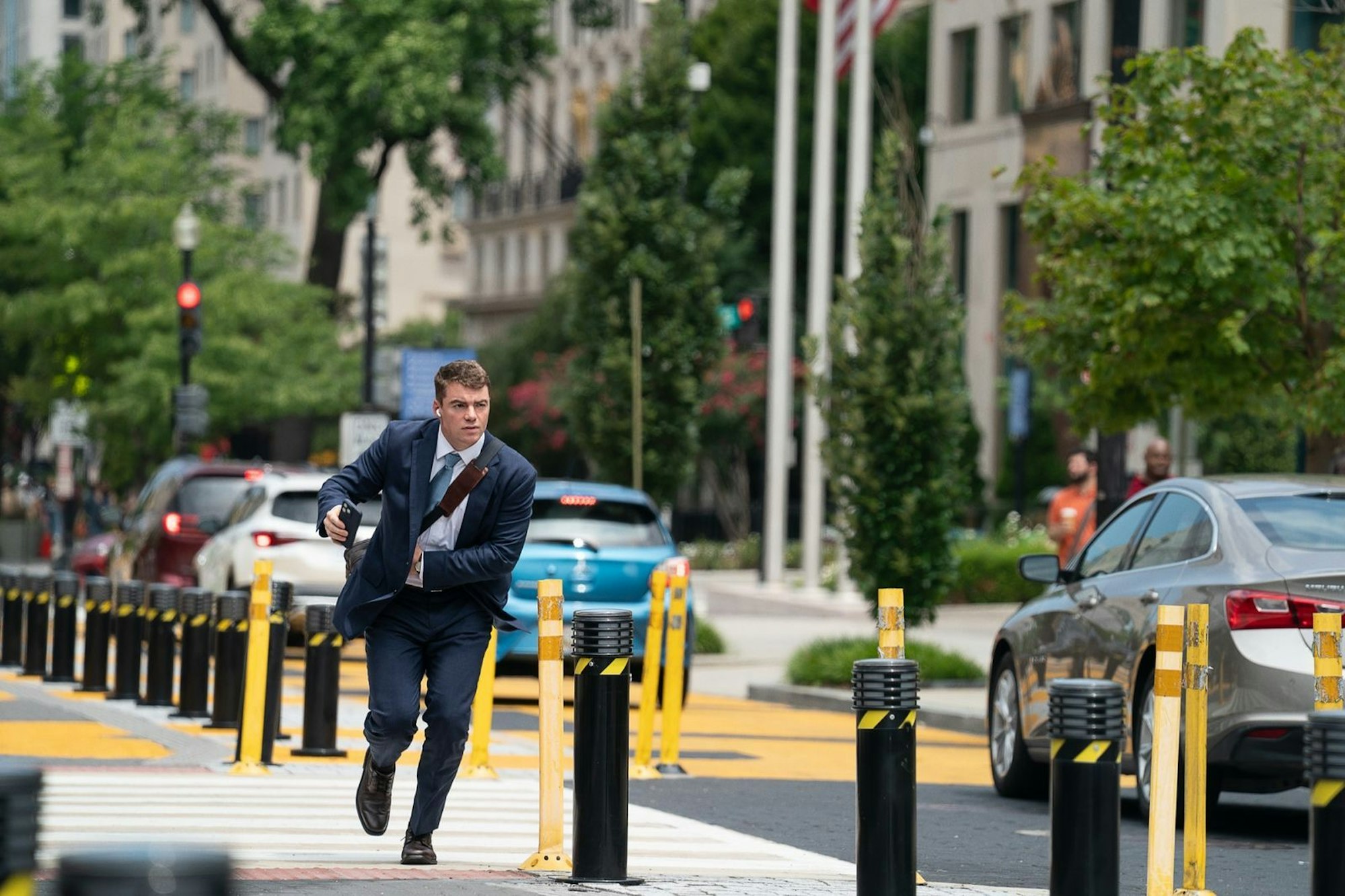 US-Sicherheitsberater Jake Baerington (Gabriel Basso) hat wenig Zeit, um die Lage einzuschätzen.  (Bild: © 2025 Netflix, Inc. / Eros Hoagland)