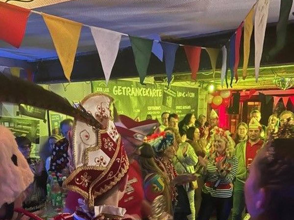 Blick in den „Jode Lade“ in Hürth, wo Karnevalisten feiern.