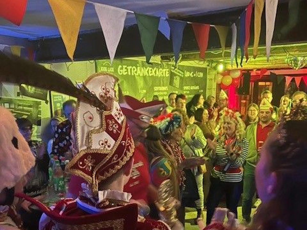 Blick in den „Jode Lade“ in Hürth, wo Karnevalisten feiern.