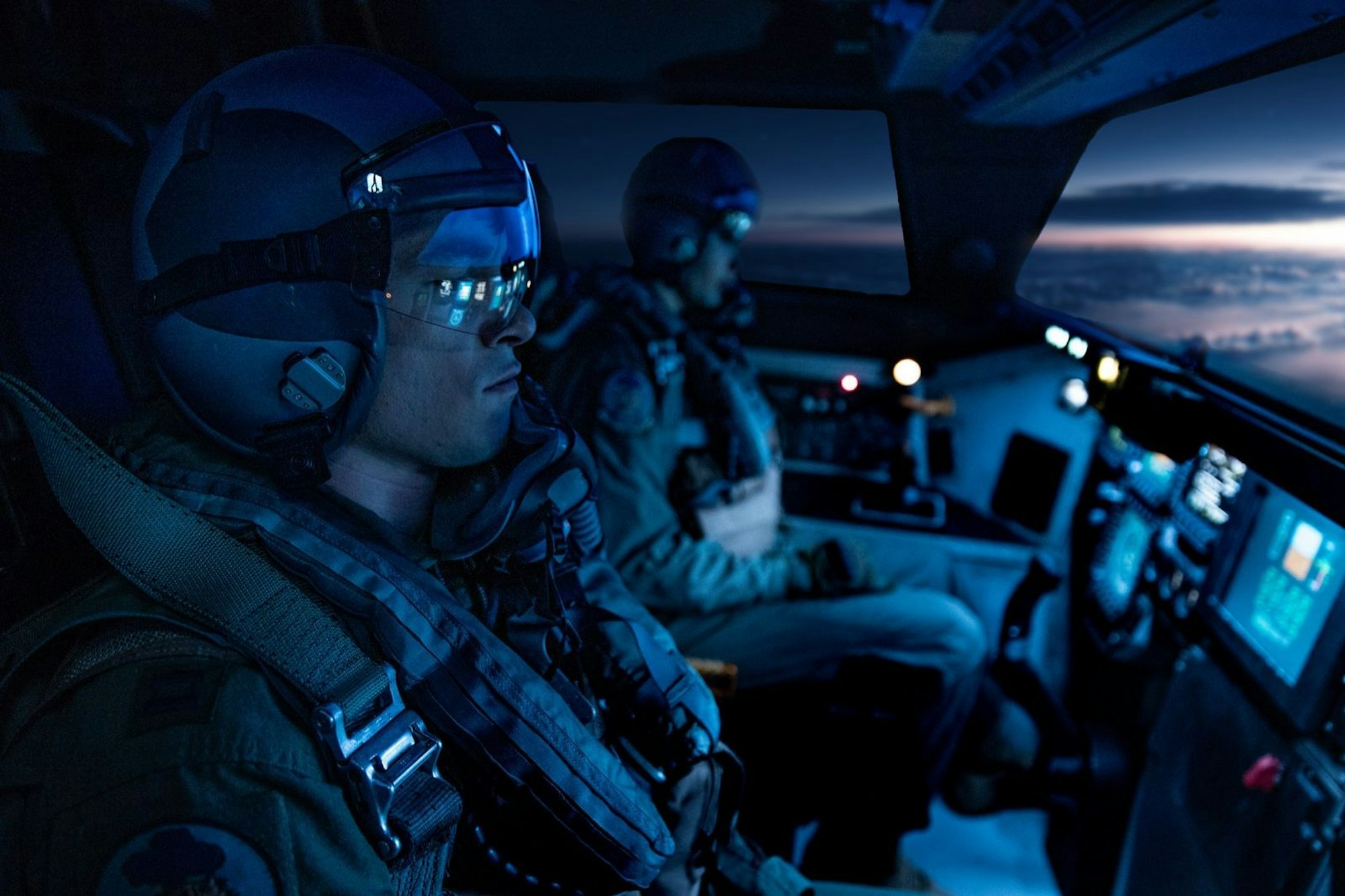 Die B2-Bomber der US Air Force sind in der Luft: Captain Jon Zimmer (Kyle Allen) wartet auf Befehle für einen eventuellen Gegenschlag. (Bild: © 2025 Netflix, Inc. / Eros Hoagland)