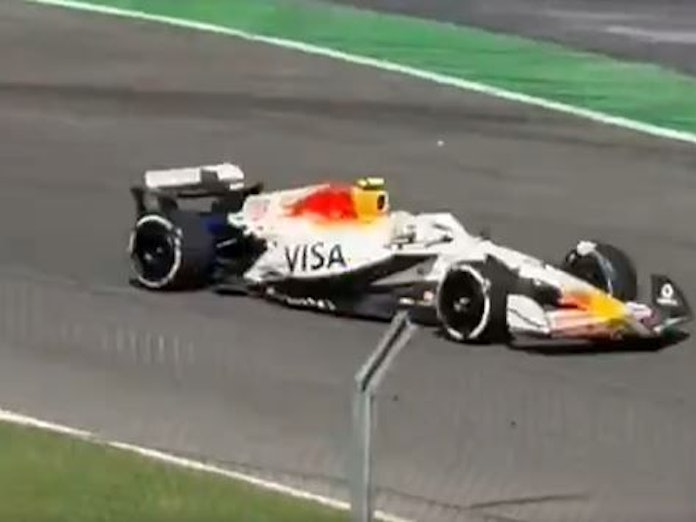 Direkt vor dem Auto von Liam Lawson läuft ein Streckenposten.