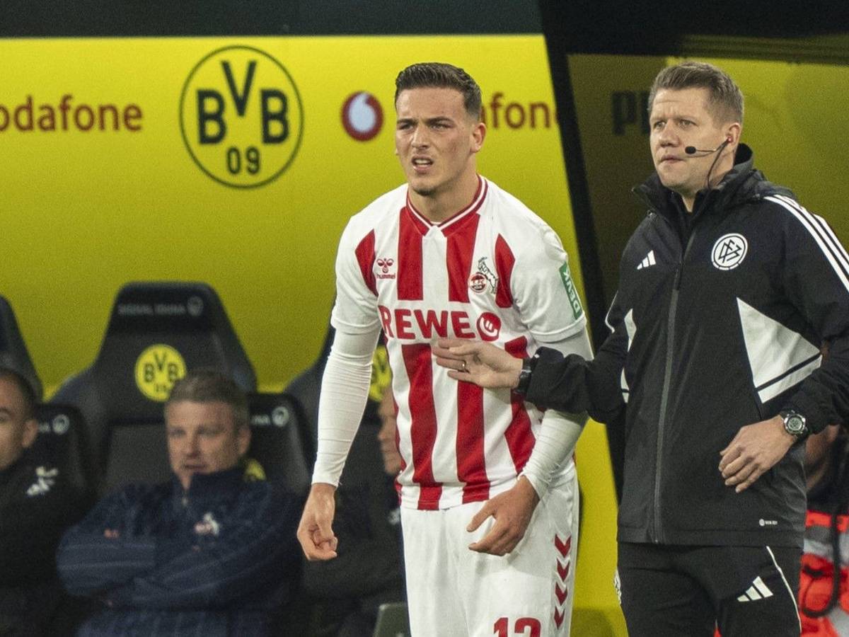 Said El Mala steht beim Spiel zwischen Borussia Dortmund und dem 1. FC Köln am Spielfeldrand bereit.