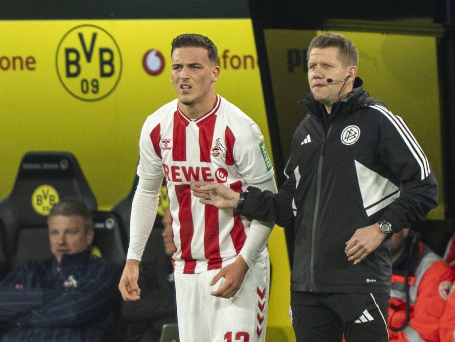 Said El Mala steht beim Spiel zwischen Borussia Dortmund und dem 1. FC Köln am Spielfeldrand bereit.