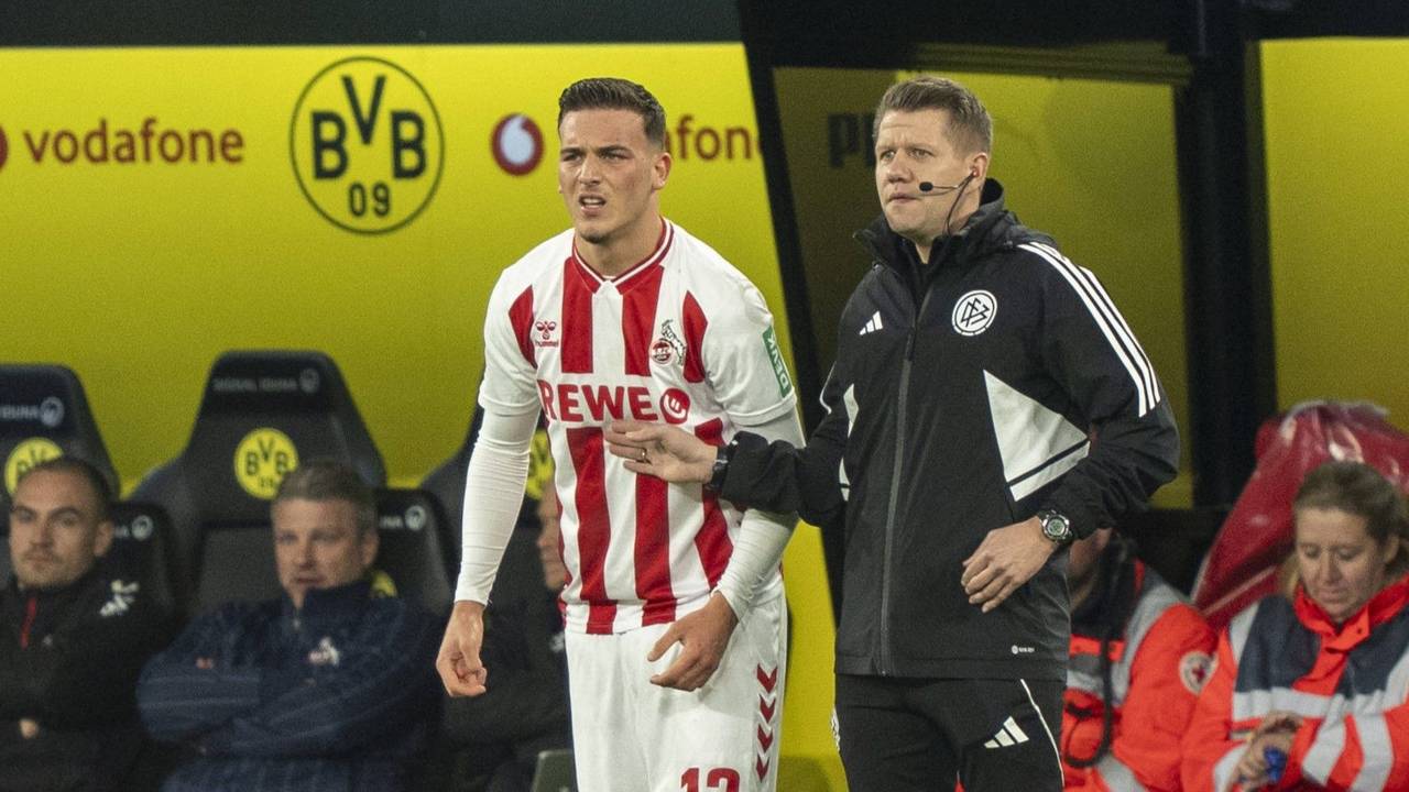 Said El Mala steht beim Spiel zwischen Borussia Dortmund und dem 1. FC Köln am Spielfeldrand bereit.