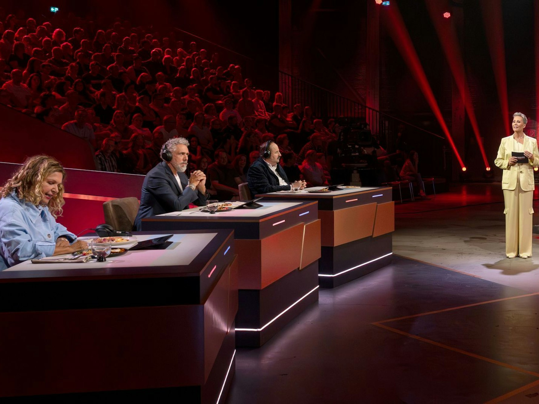 Diese Jury musste auslöffeln, was ihnen die Starköche einbrockten: Maya Molcho (von links), Roland Trettl und Johann Lafer. Sonja Zietlow moderierte. (Bild: RTL/Markus Hertrich)