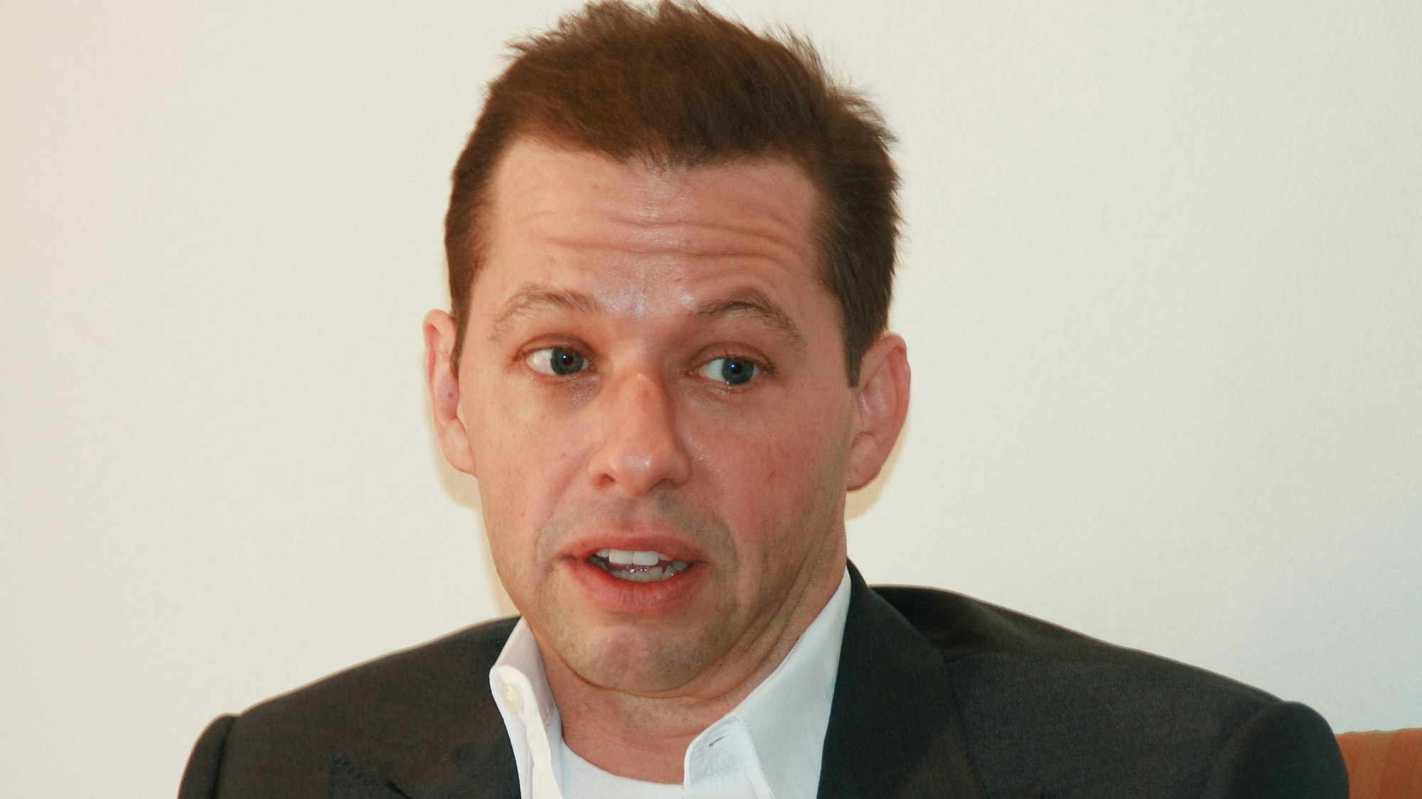 Jon Cryer Portrait Session, October 29, 2012. Reproduction by American tabloids is absolutely forbidden. West Hollywood CA USA Copyright: xJeanxCummingsx 31823_001JRC