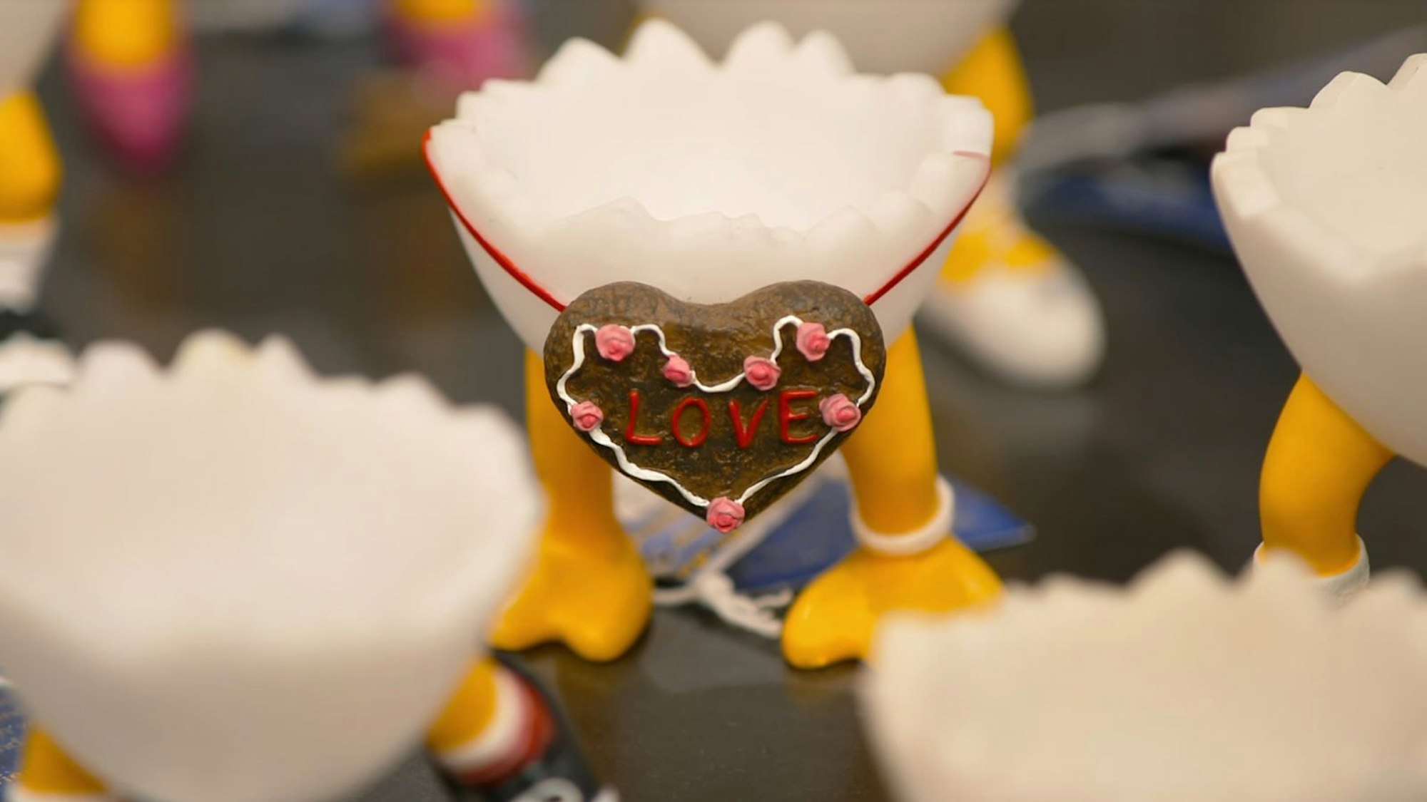 Der Fantasie waren bei der Firma Casablanca wohl kaum Grenzen gesetzt. So gibt es unter den „Freunden von Speedy“ einen „Love“-Eierbecher (Foto), aber auch Figuren wie Gärtner oder Läufer. (Bild: ZDF)