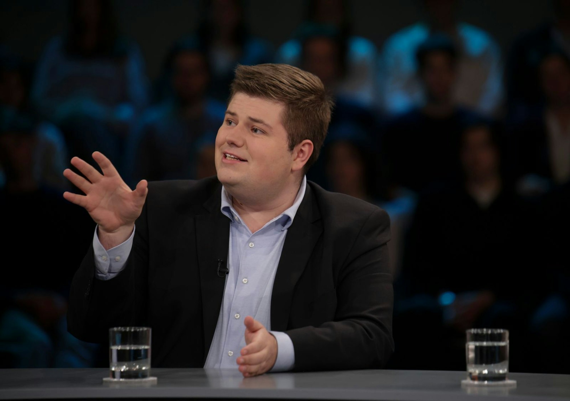 CDU-Politiker Johannes Volkmann stellt sich mit 17 Mitgliedern der Jungen Gruppe der Unionsfraktion im Bundestag gegen die geplante Rentenreform. (Bild: WDR/ Dirk Borm)