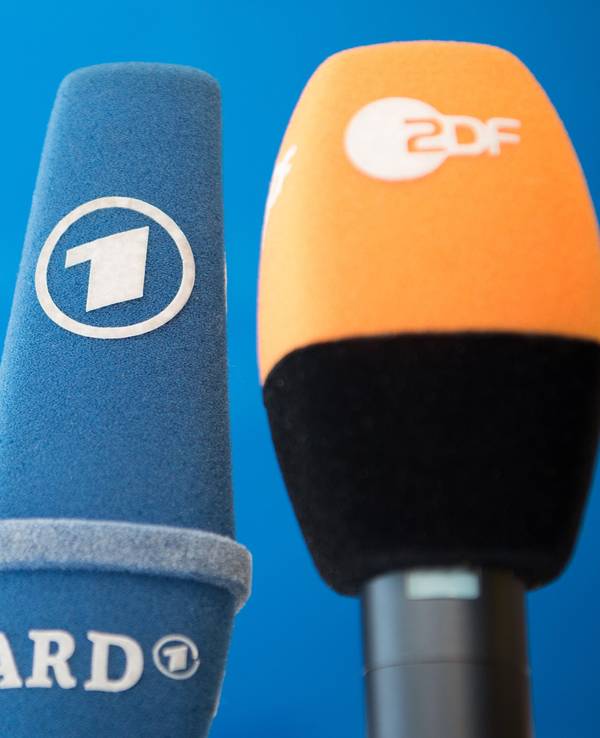 Die Mikrofone von ARD und ZDF sind vor einer Pressekonferenz nebeneinander aufgestellt.