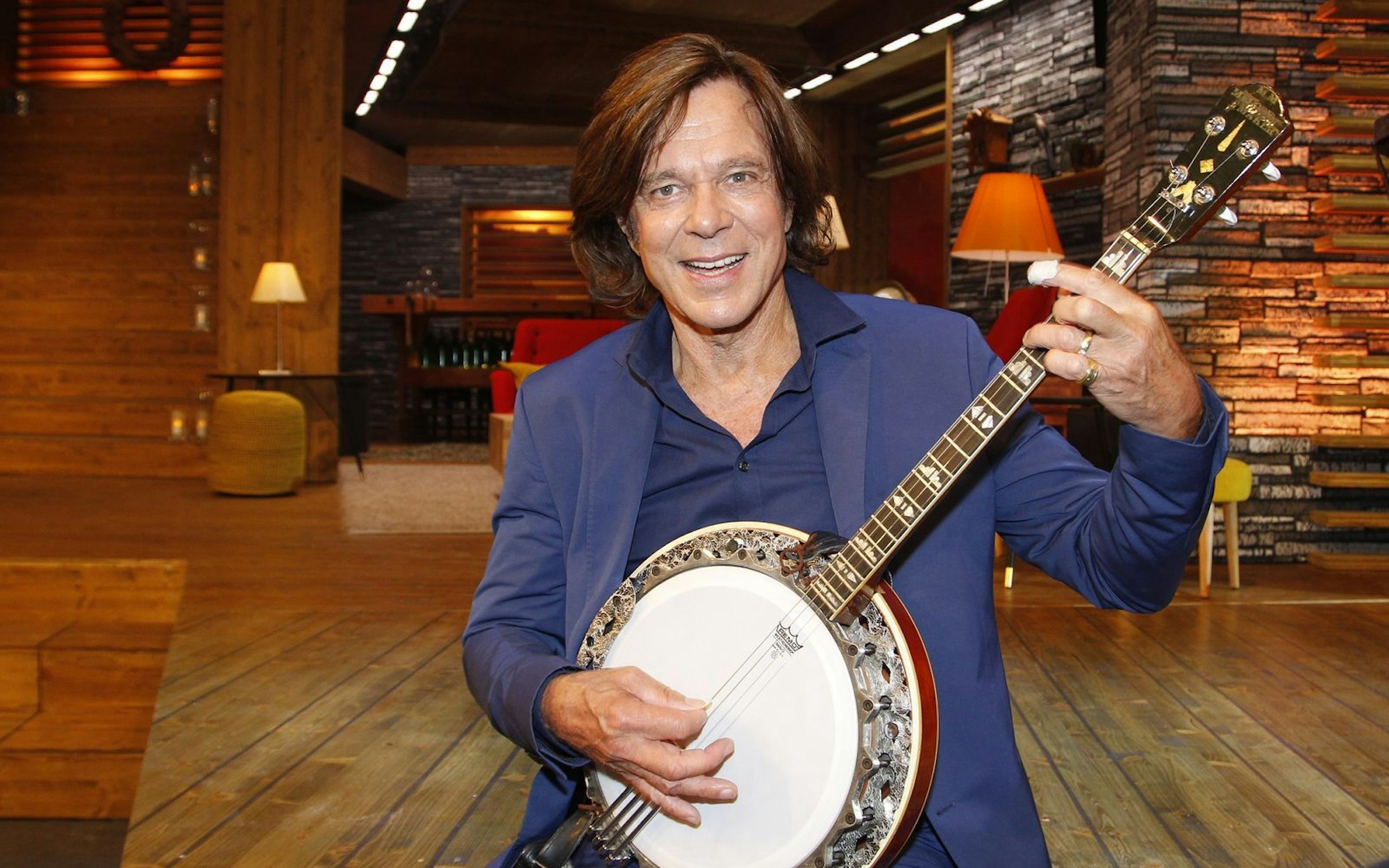 Jürgen Drews scheint äußerlich nie zu altern. So fiel dieser Schwindel kaum auf: „In den 70-ern hat mich meine Plattenfirma gezwungen, dass ich mich drei Jahre jünger mache.“ (Bild: Michele Tantussi/Getty Images)