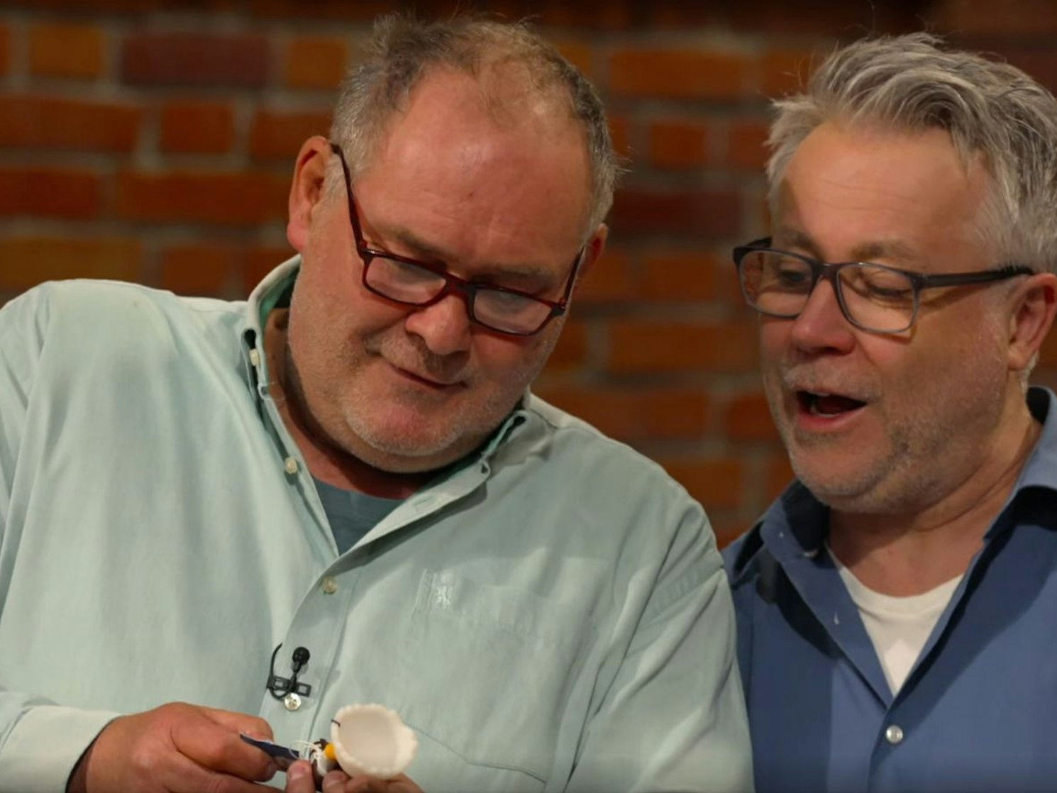 „Das ist Waldi, der Dackelfreund von Speedy!“ Walter Lehnertz (links) und Kollege Jan Čížek machen bei „Bares für Rares“ eine kuriose Entdeckung. (Bild: ZDF)