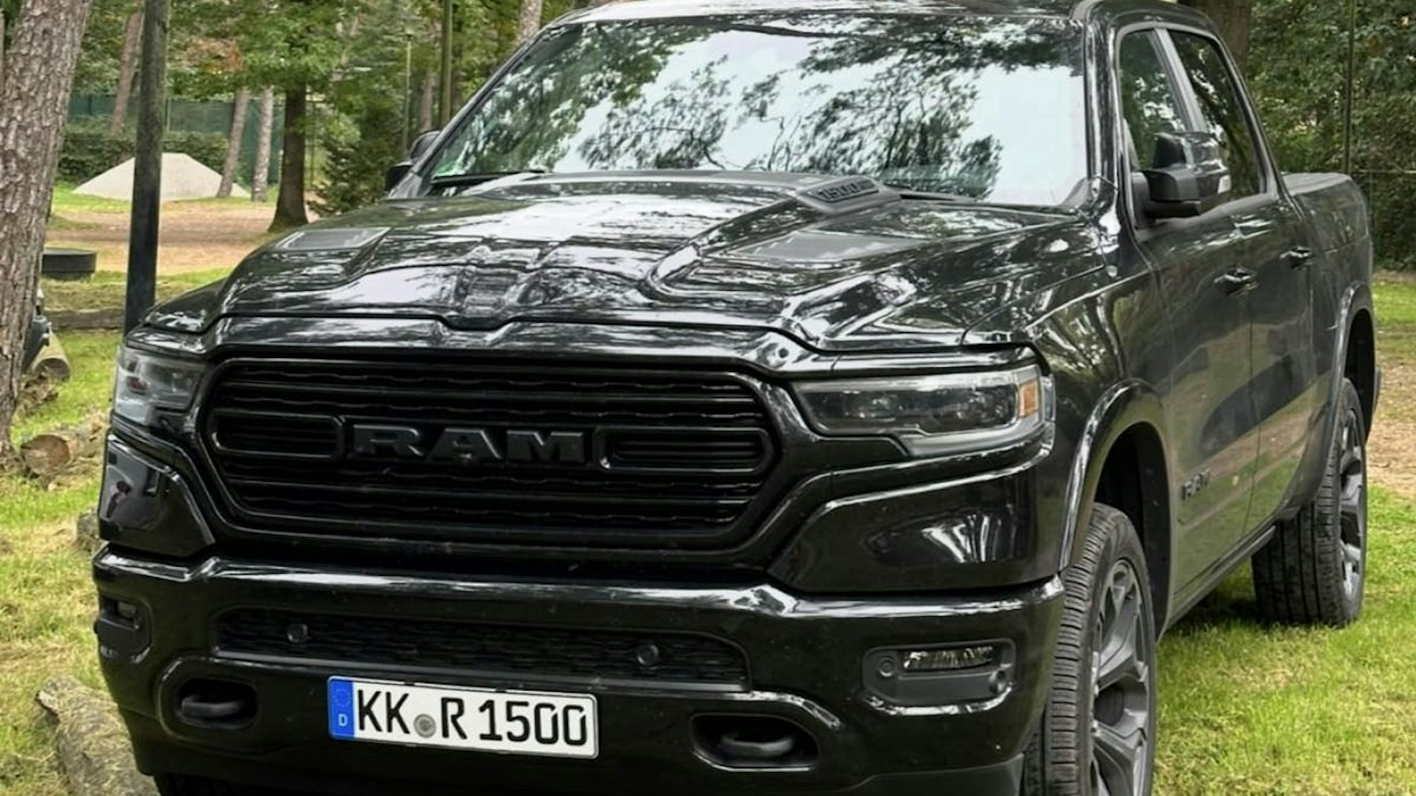 Ein schwarzer Dodge RAM Pick-up.