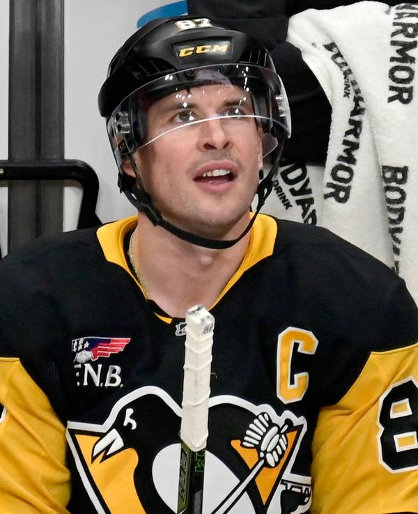 Sidney Crosby sitzt während des Spiels auf der Bank, als er eine Pause bekommt.