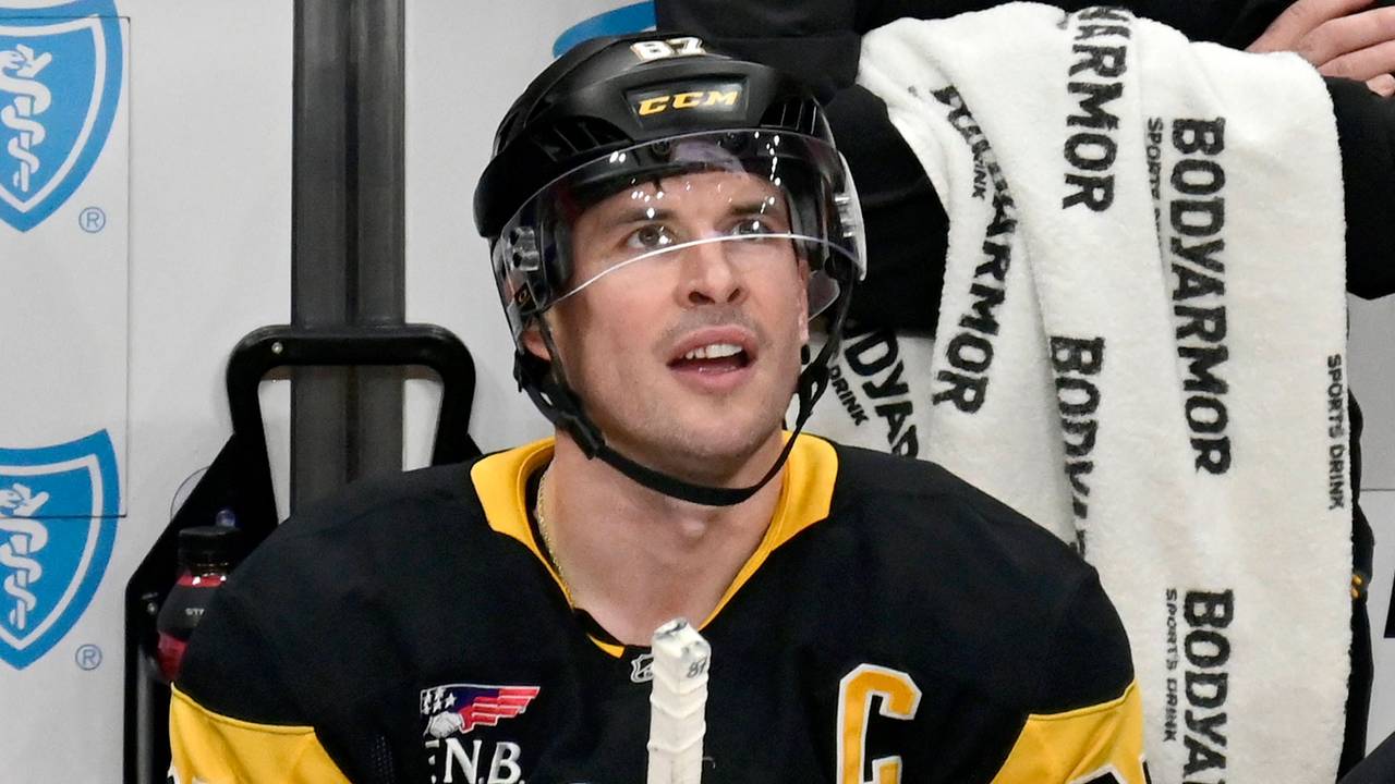 Sidney Crosby sitzt während des Spiels auf der Bank, als er eine Pause bekommt.