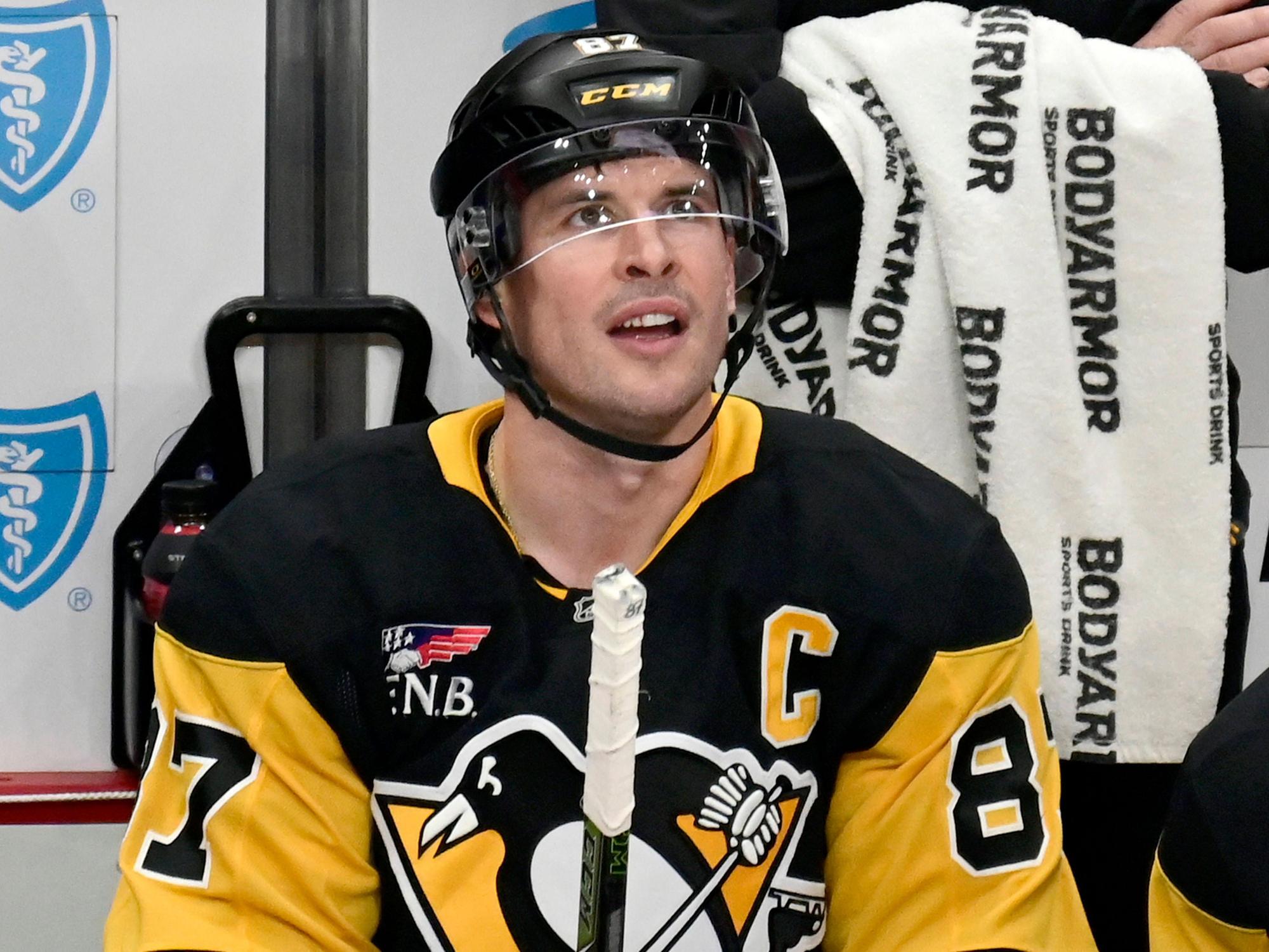Sidney Crosby sitzt während des Spiels auf der Bank, als er eine Pause bekommt.