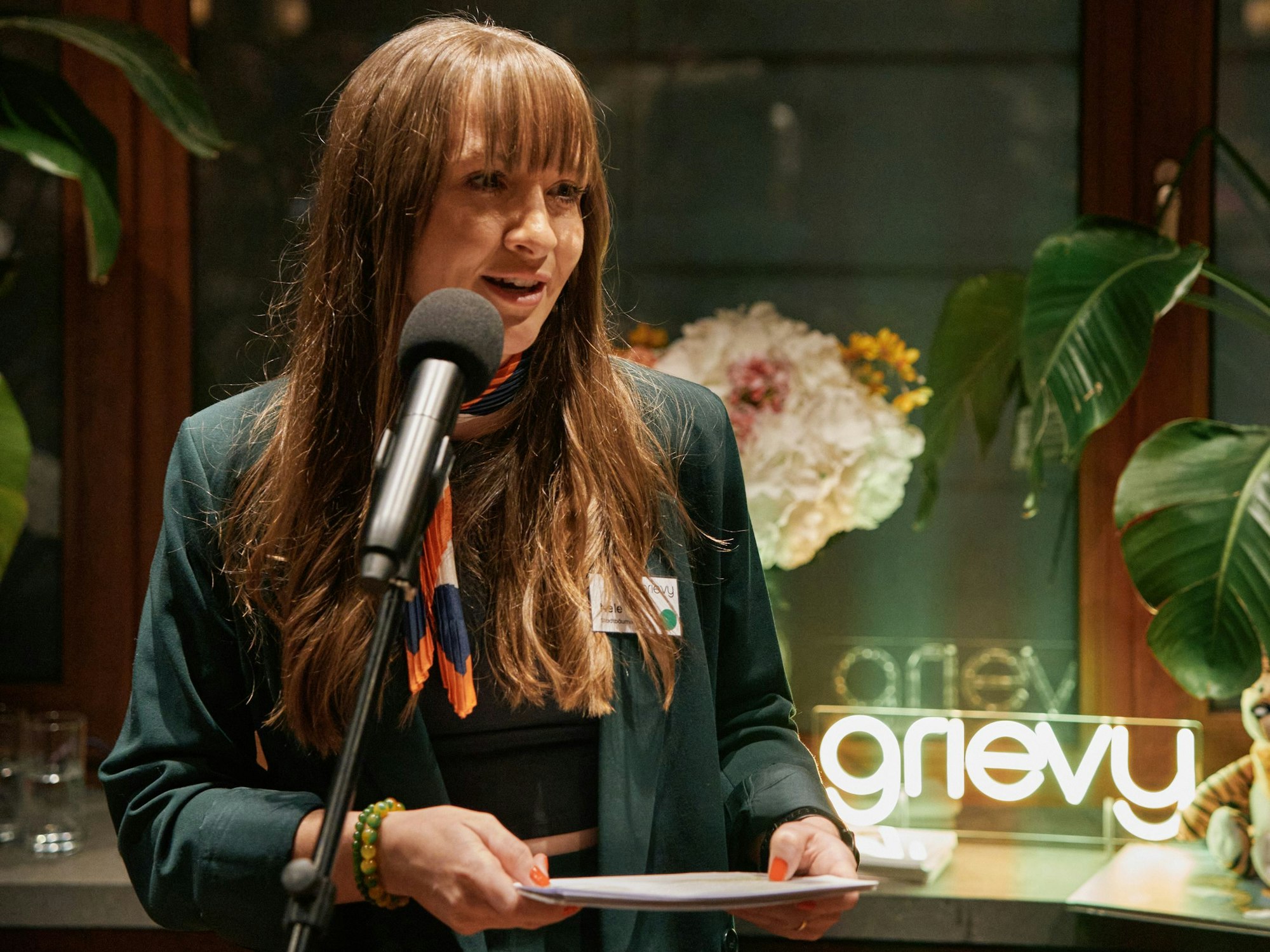 Dr. Nele Stadtbäumer steht am Mikrofon.