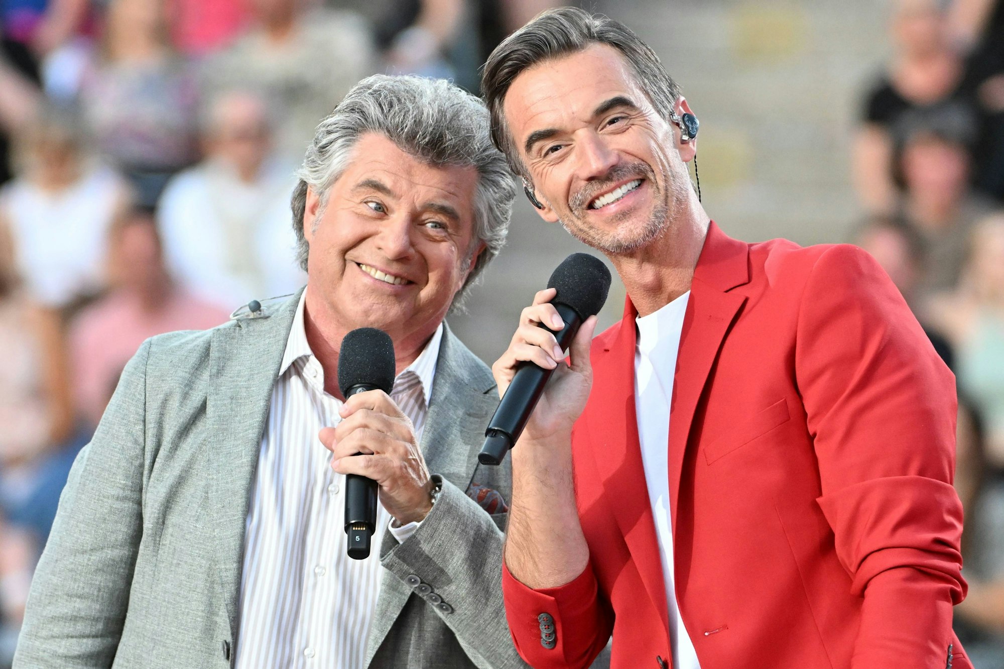 Andy Borg und Florian Silbereisen stehen nebeneinander und lachen in die Kamera.