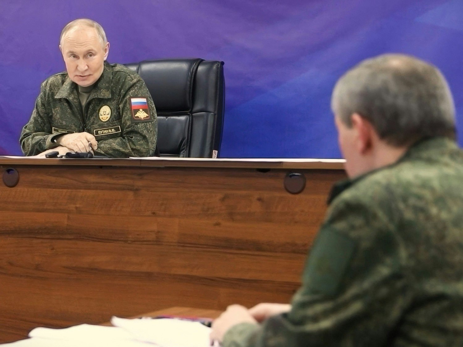 Kremlchef Wladimir Putin spricht mit Generalstabschef Waleri Gerassimow über eine neue Rakete.