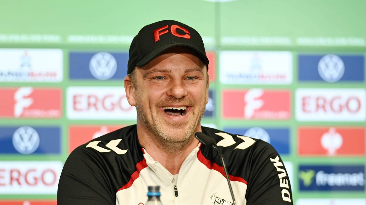 Trainer Lukas Kwasniok (1. FC Köln) auf einer Pressekonferenz am 28. Oktober 2025.