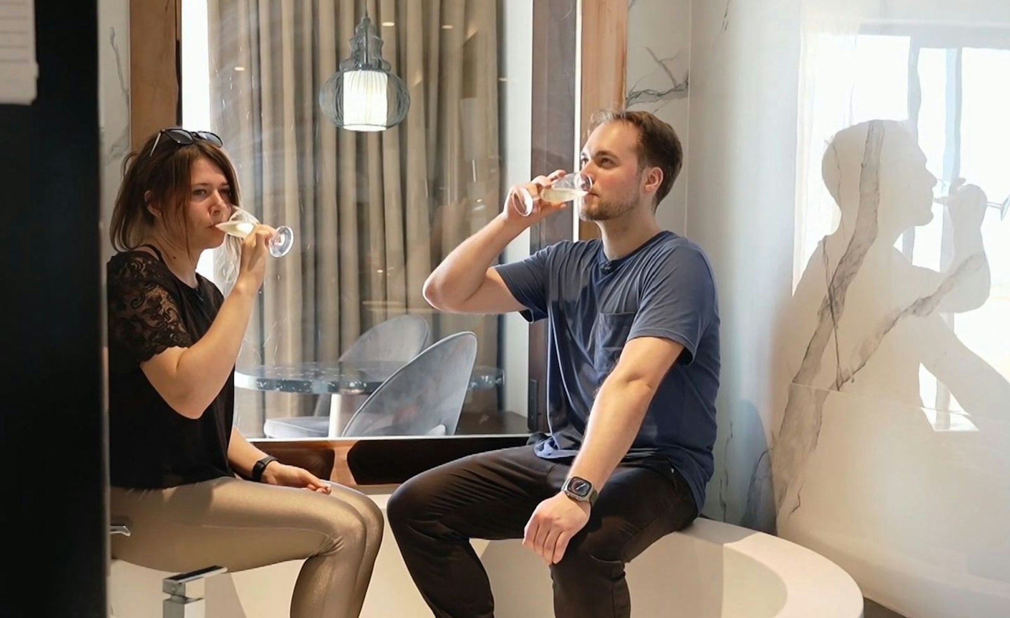 Freundlich, aber distanziert beginnen die Flitterwochen bei Michelle und Marlon.  (Bild: Joyn)