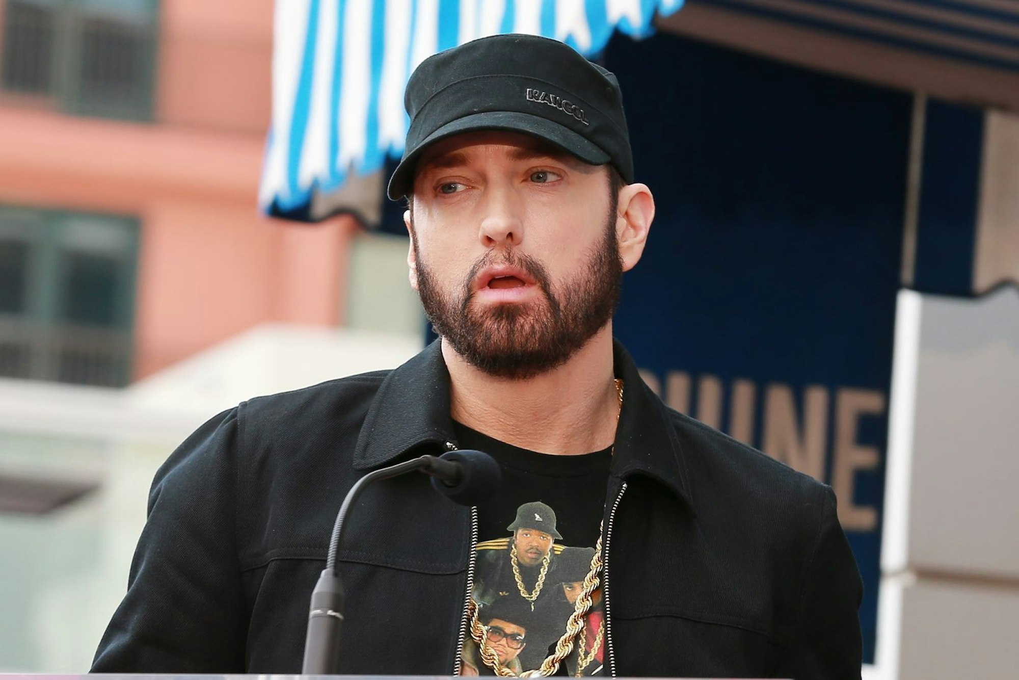 Und auch Eminem hat schon mal Quatsch erzählt in Bezug aufs Alter: 1999, in der TV-Show von Howard Stern, gab er 27-jährig zu Protokoll, er sei 24 Jahre jung.  (Bild: Leon Bennett/Getty Images)