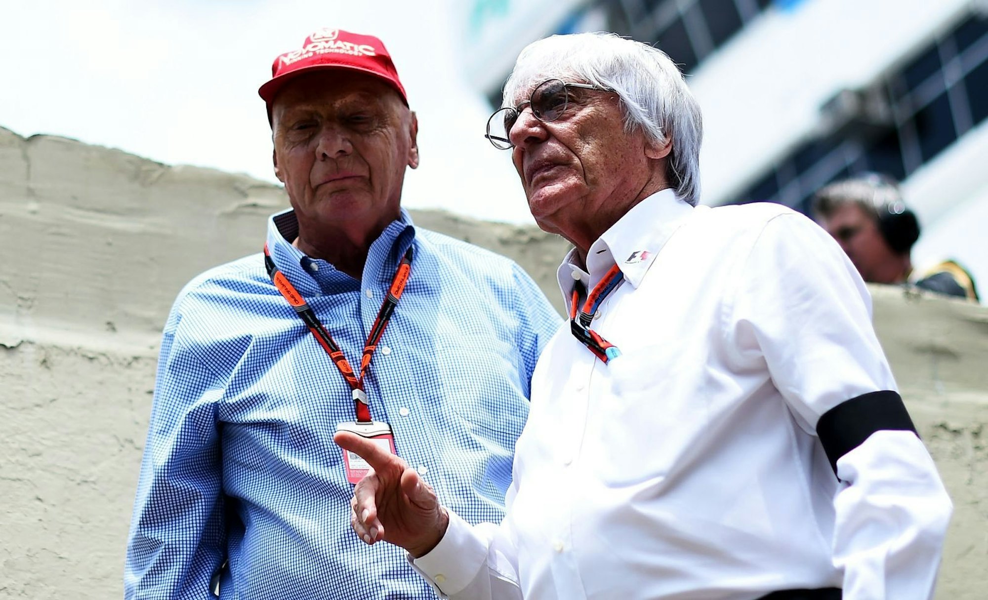 Zwei einflussreiche Männer der Formel 1: Der ehemalige, 2019 verstorbene Rennfahrer Niki Lauda (links) und der F1-Lenker Bernie Ecclestone.   (Bild: Lars Baron/Getty Images)