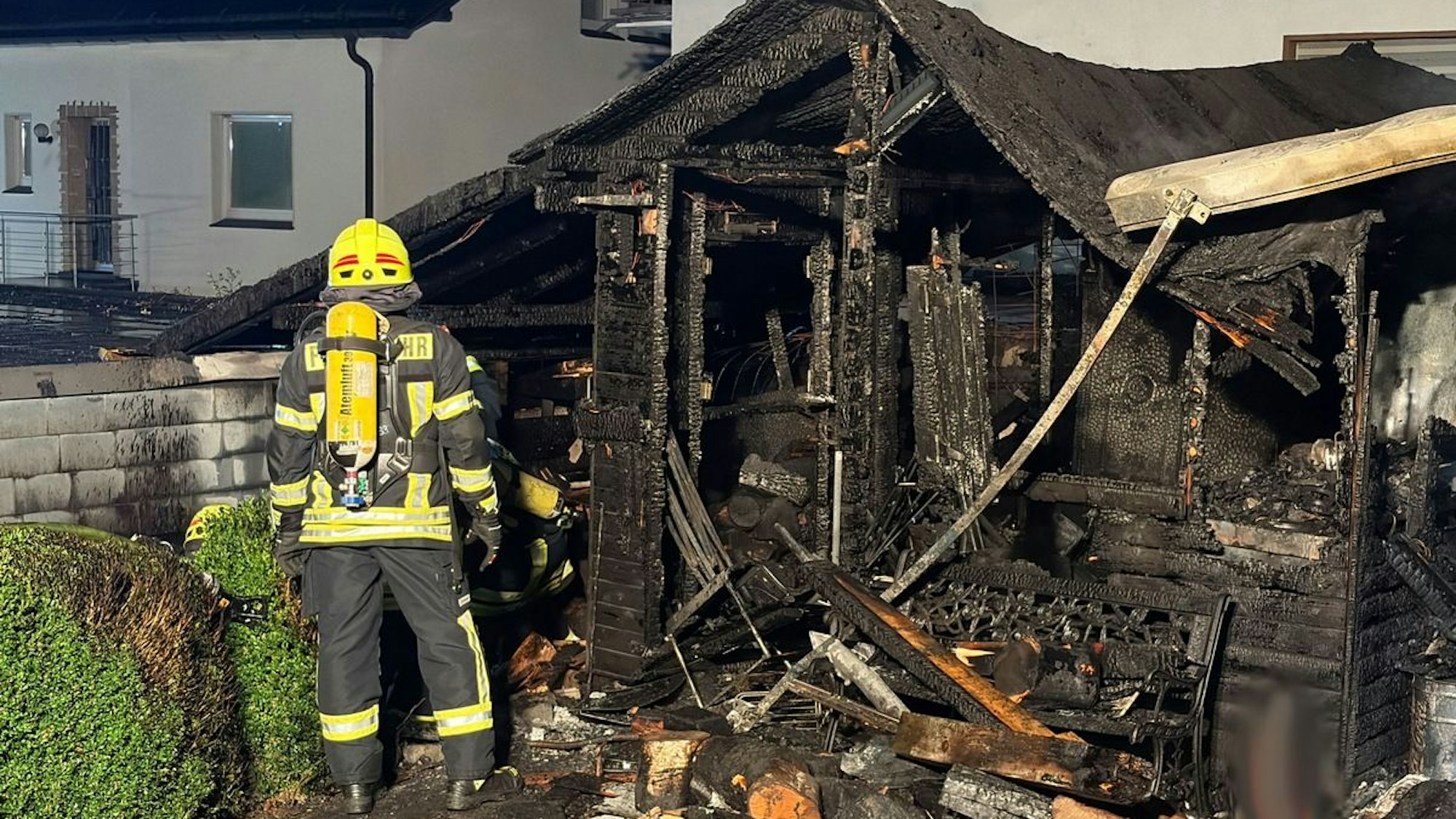 FW Finnentrop: Gartenhüttenbrand in Finnentrop-Fretter